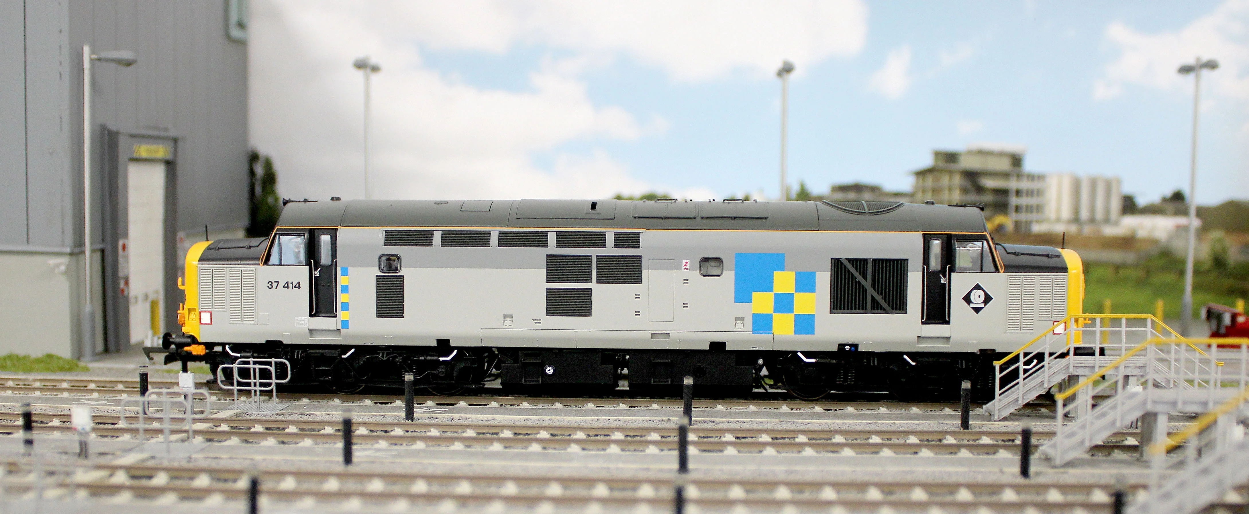 ACC3152 Class 37 Railfreight Construction 37414 Diesel Locomotive - Image 11