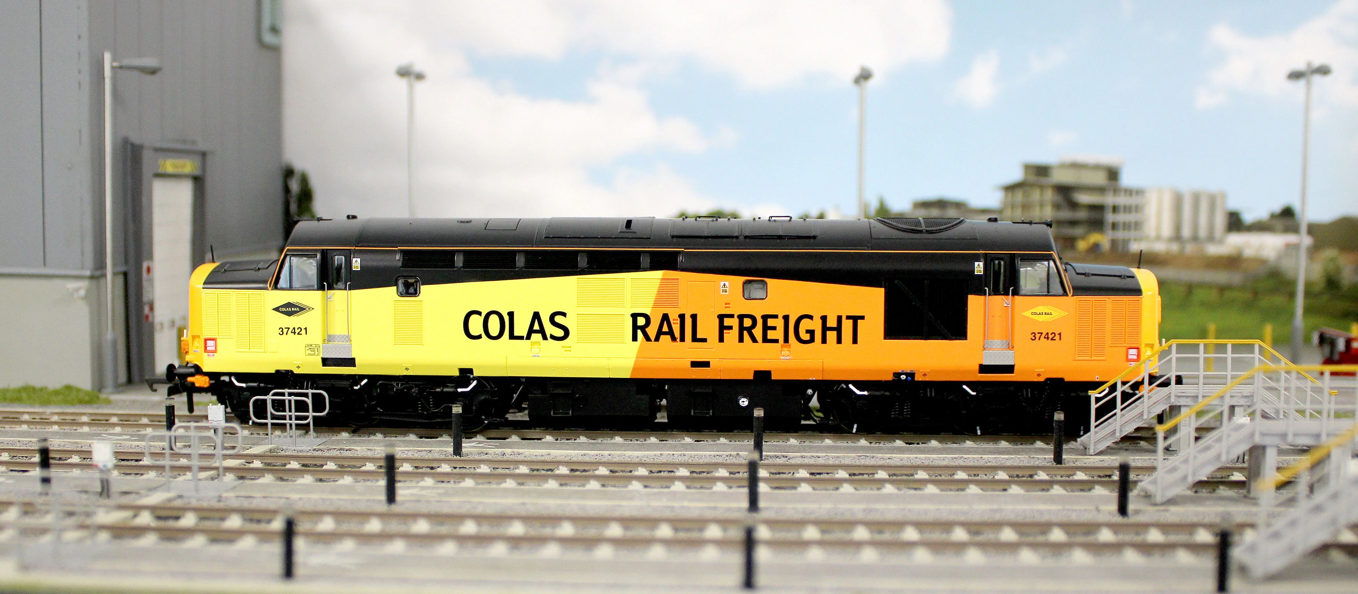 ACC3154 Class 37 Colas Rail 37421 Diesel Locomotive - Image 12