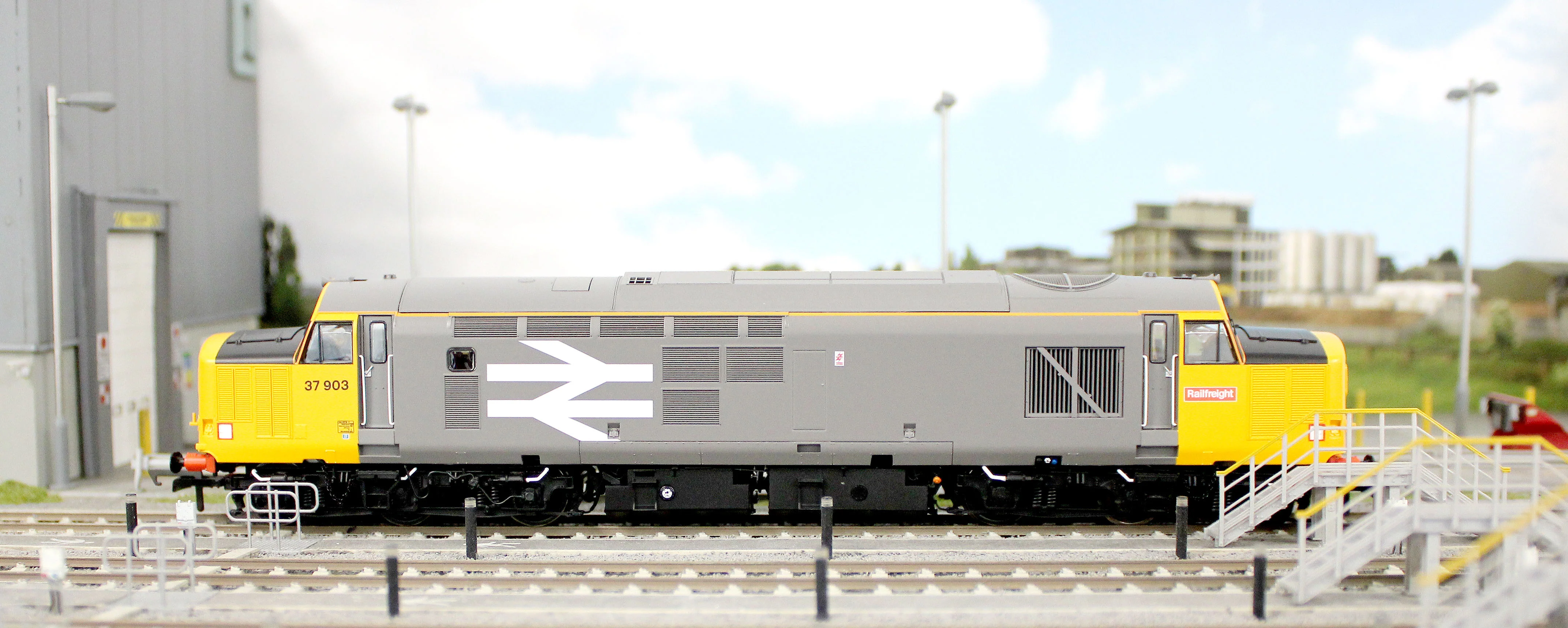 ACC3157 Class 37/9 37903 Railfreight Diesel Locomotive - Image 11