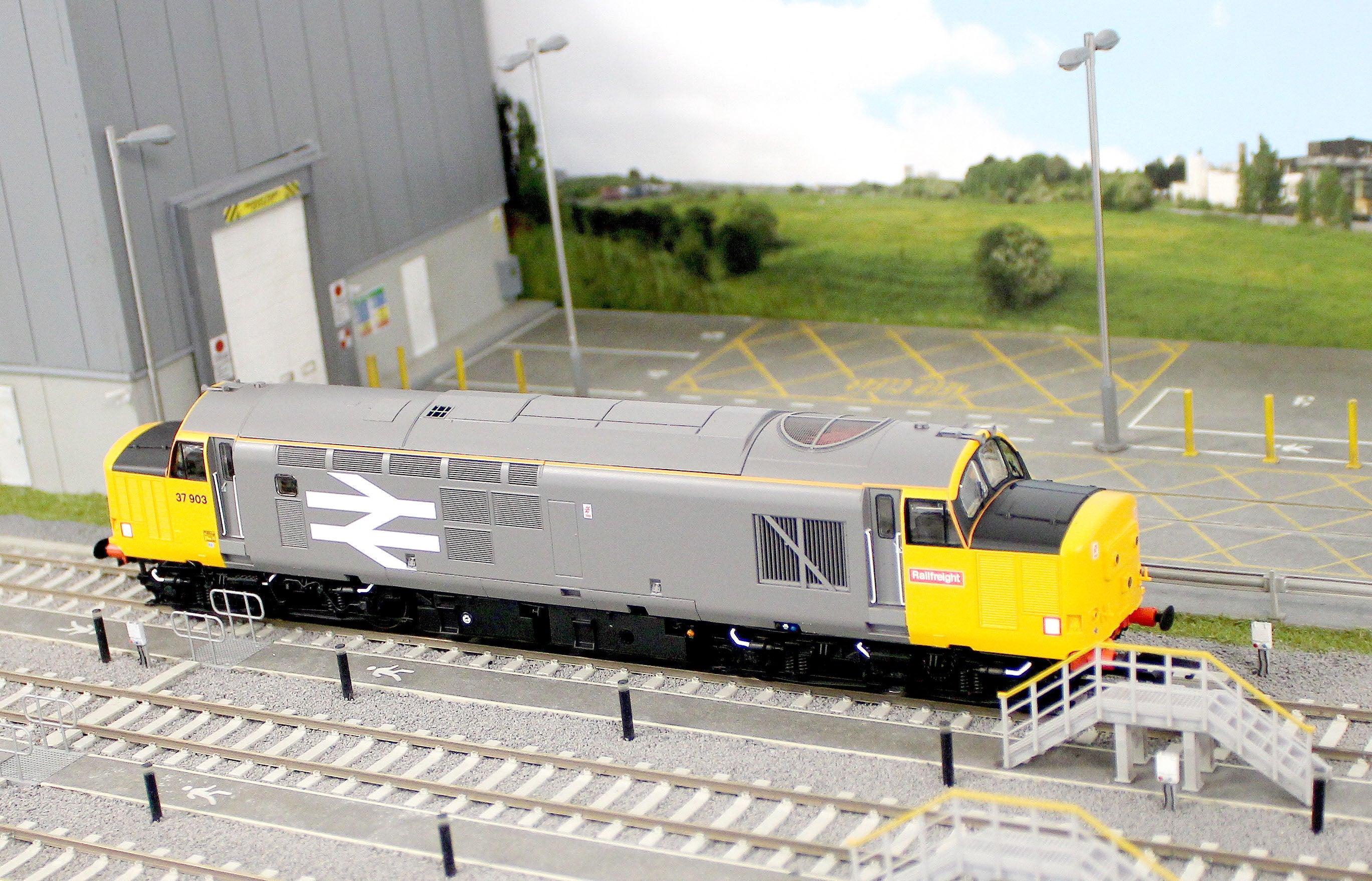 ACC3157 Class 37/9 37903 Railfreight Diesel Locomotive - Image 12