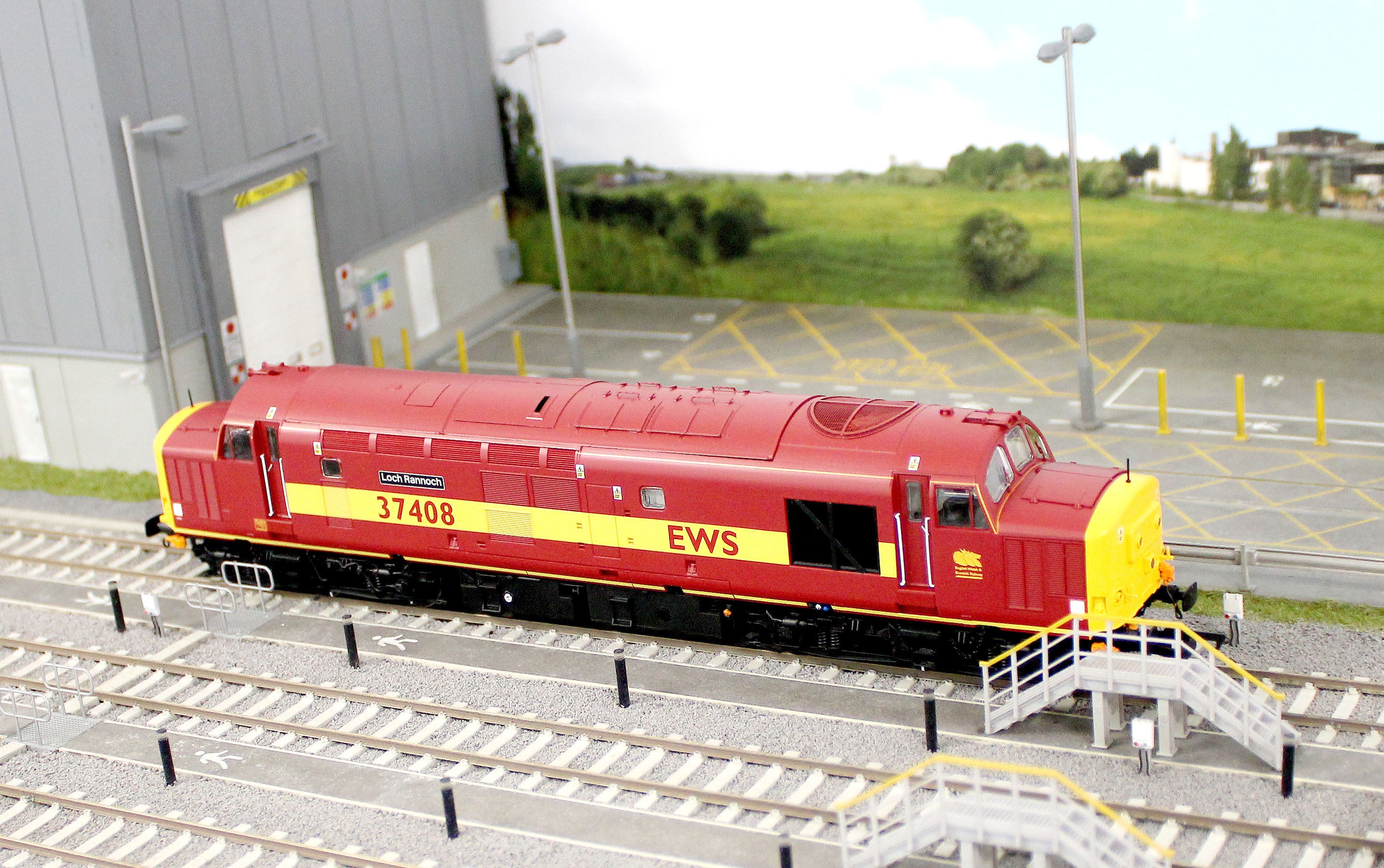 ACC3160-DCC Class 37 Loch Rannoch EWS Maroon & Gold 37408 Diesel Locomotive - DCC Sound - Image 14