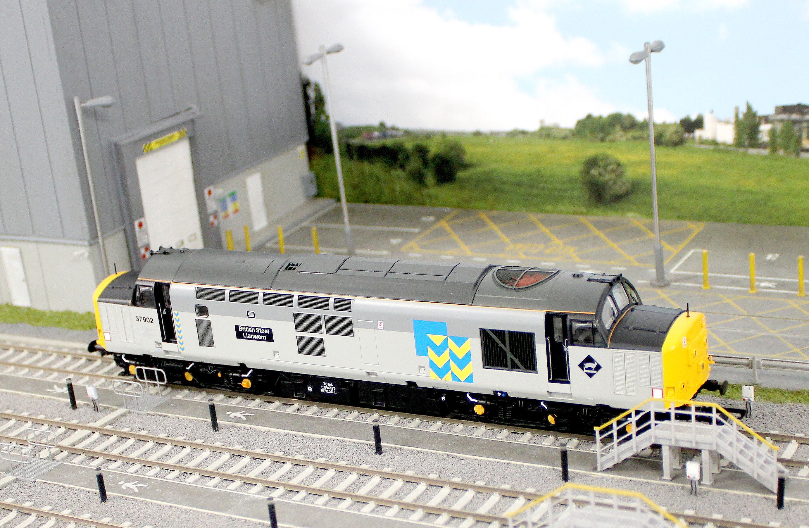 ACC3165-DCC Class 37/9 37902 "British Steel Llanwern" Railfreight Metals Diesel Locomotive - DCC Sound - Image 13