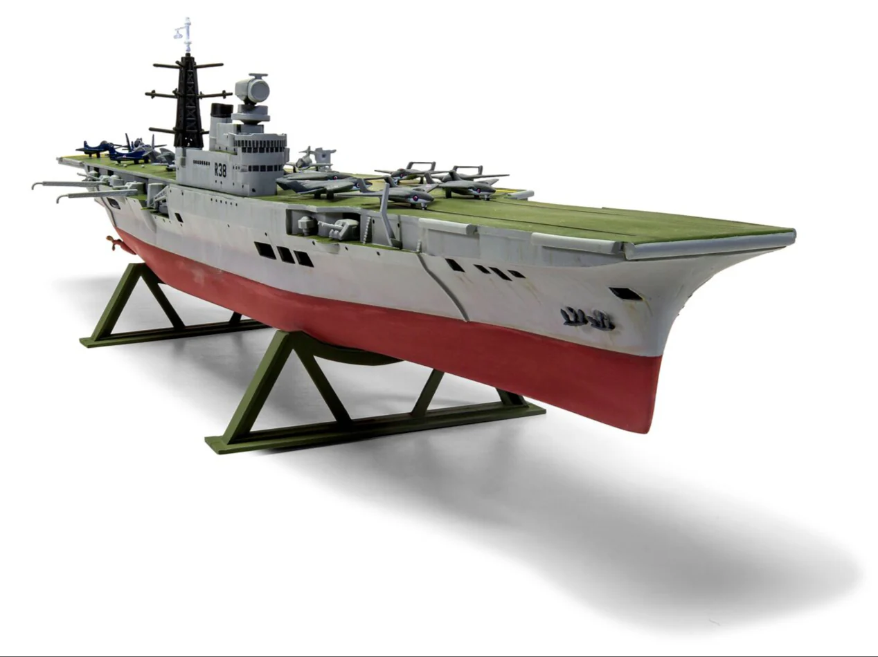 A04201V HMS Victorious Model Kit - Image 4