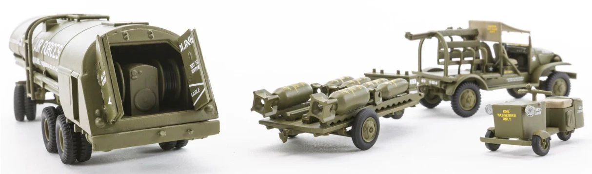 A06304 WWII USAAF 8th Bomber Resupply Set Model Kit - Image 2