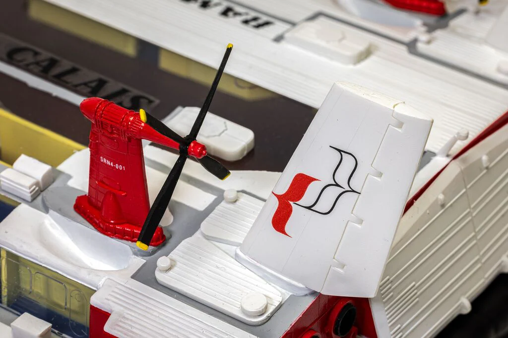 A09171V SR.N4 Hovercraft Model Kit - Image 3