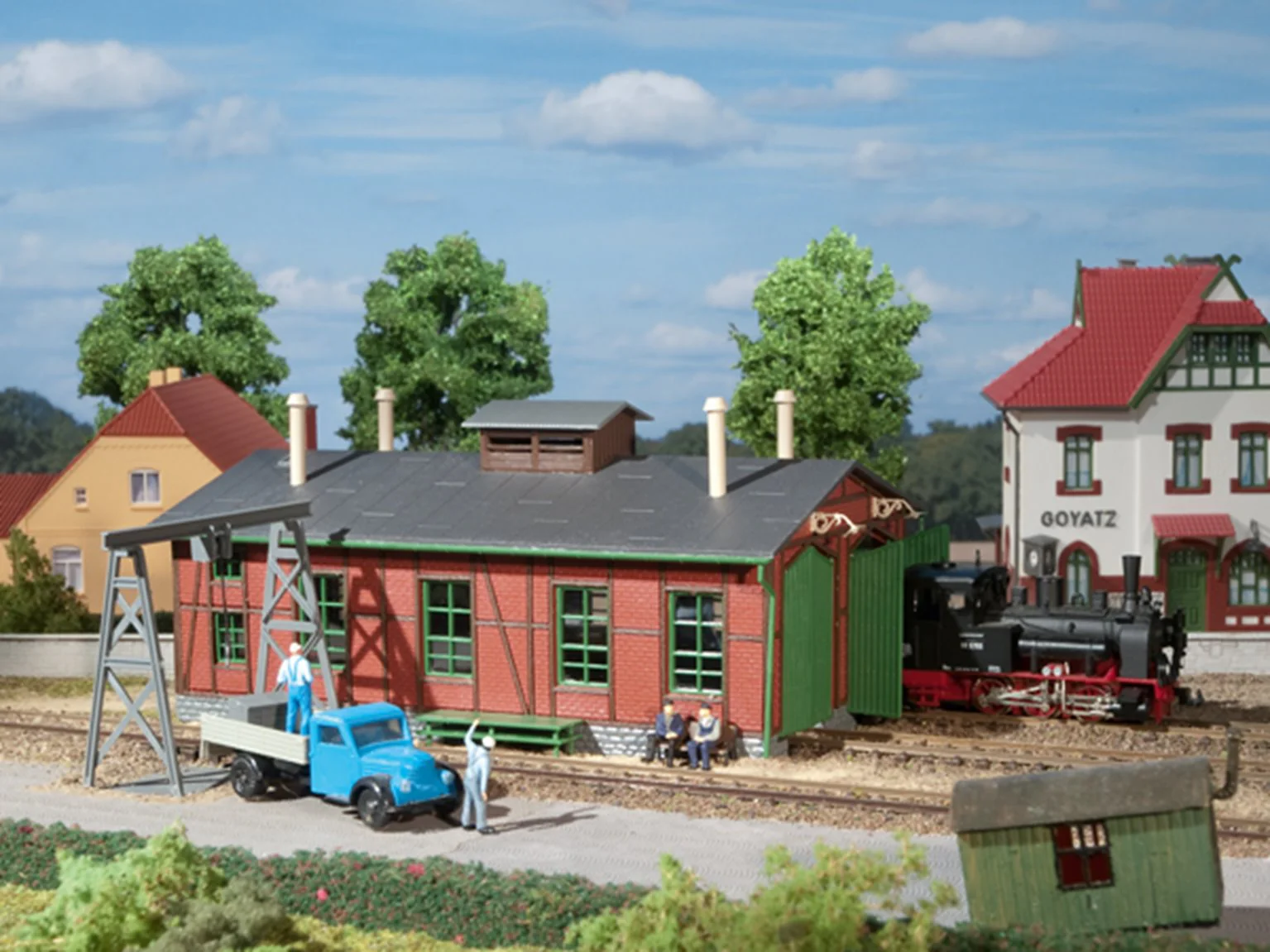 11355 Auhagen 11355 HO Double track locomotive shed with gantry crane