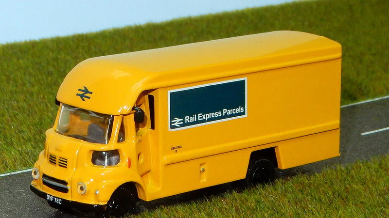 DA82 Leyland Fg Van - Rail Express parcels