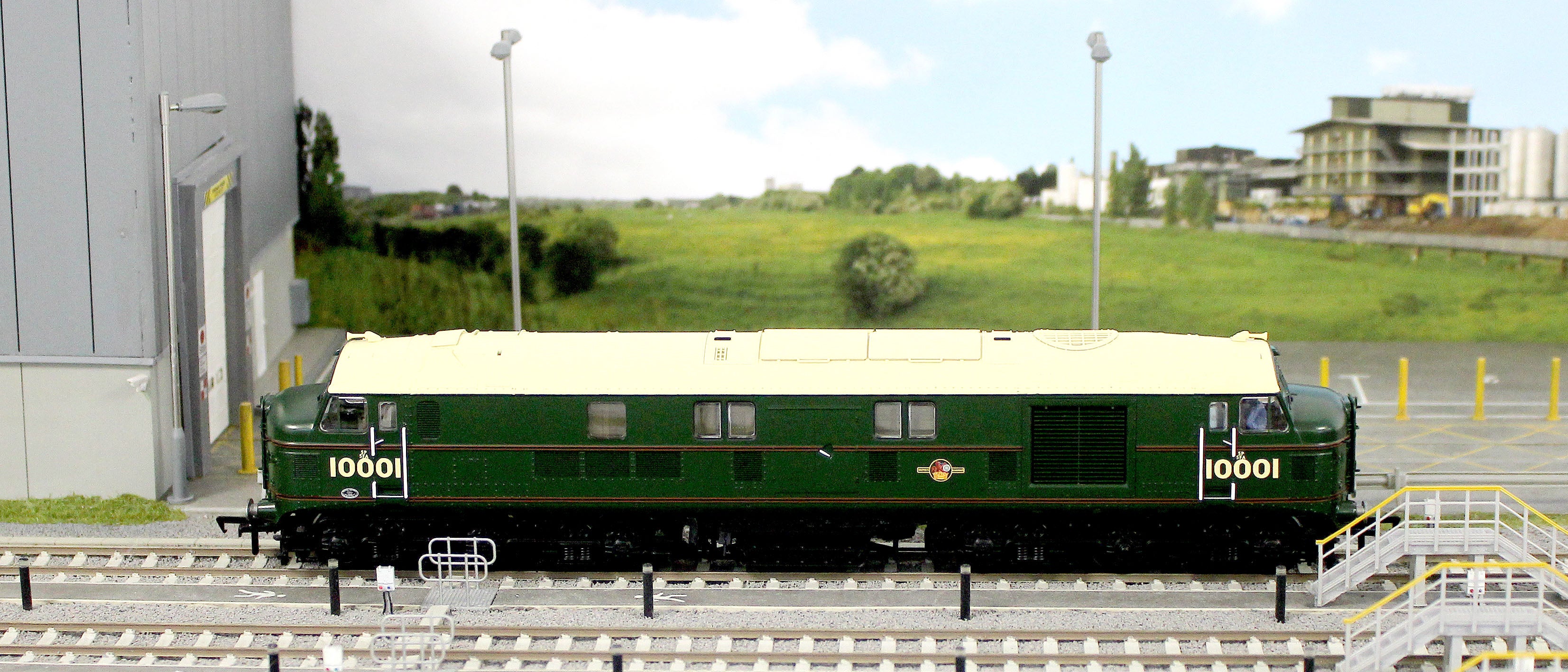 31-995A LMS 10001 BR Lined Green (Late Crest) Diesel Locomotive - Image 12