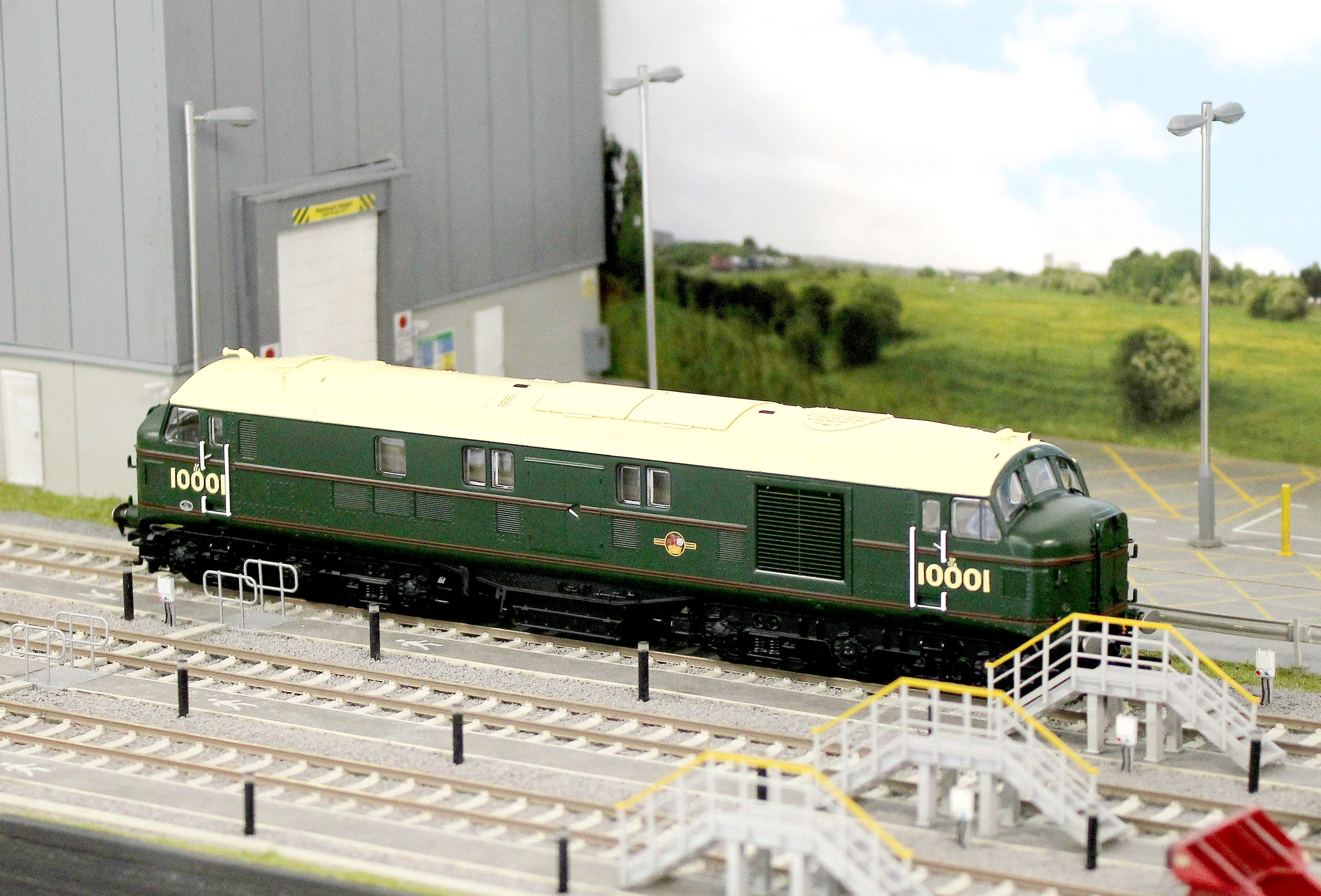 31-995A LMS 10001 BR Lined Green (Late Crest) Diesel Locomotive - Image 13