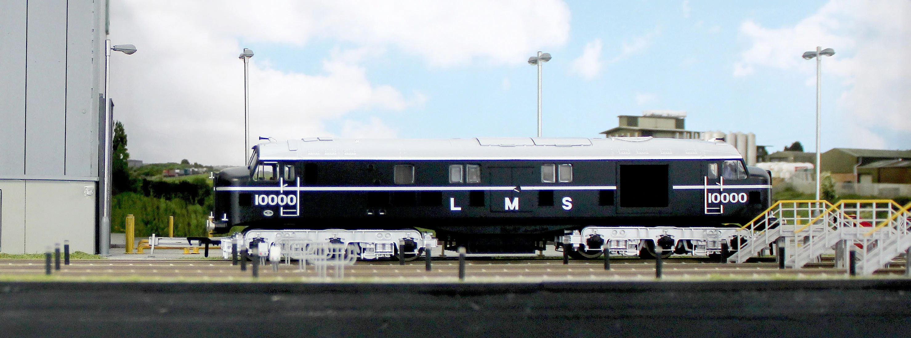 31-999Z LMS 10000 Black & Chrome With LMS Lettering Diesel Locomotive - Image 13