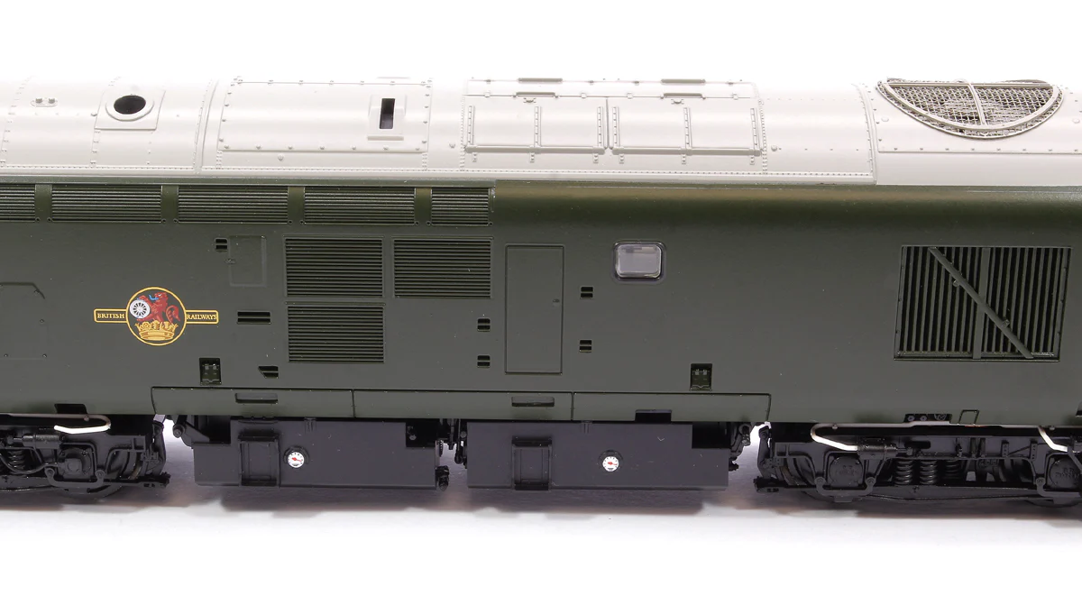 35-302 Class 37/0 Split Headcode D6710 BR Green (Late Crest) Diesel Locomotive - Image 10