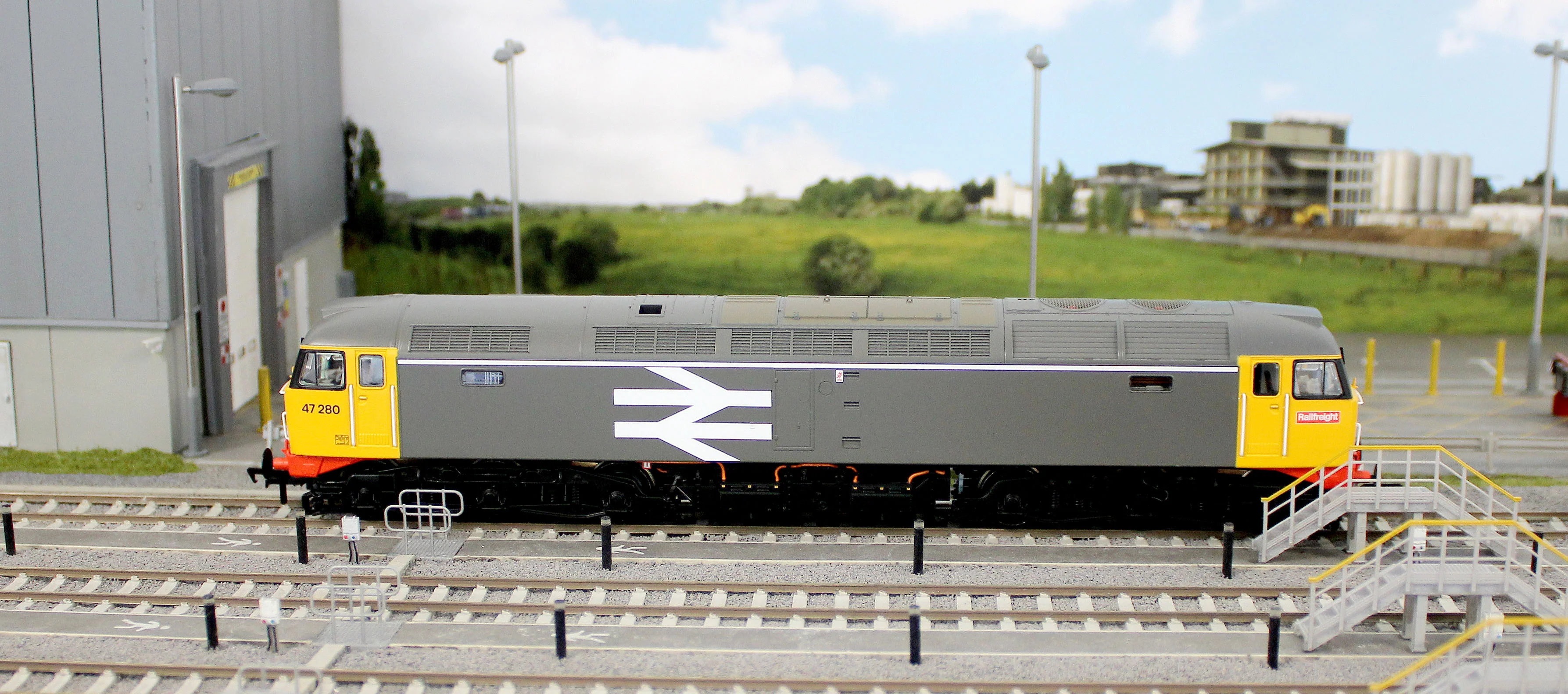 35-416SFX Class 47/0 47280 BR Railfreight Grey Diesel Locomotive - DCC Sound Deluxe - Image 11
