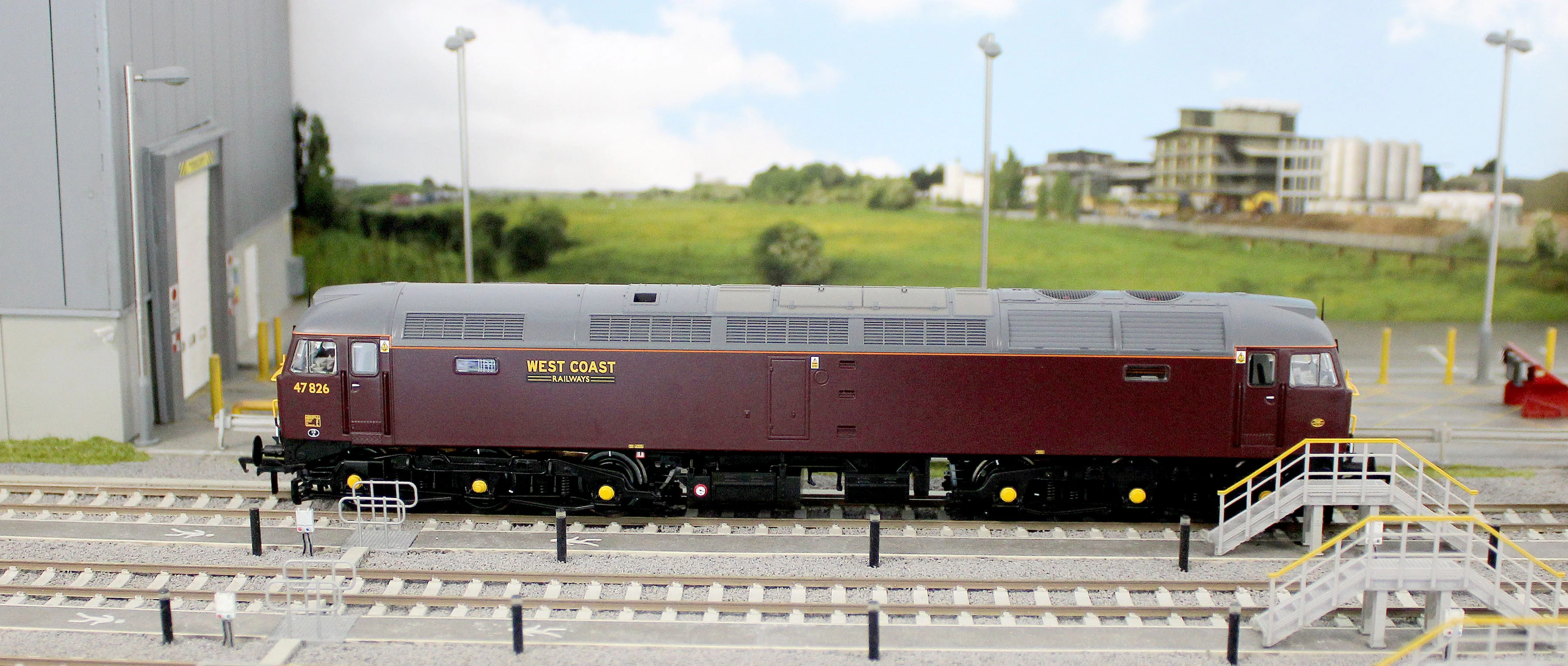 35-431 Class 47/4 47826 WCRC Maroon Diesel Locomotive - Image 11