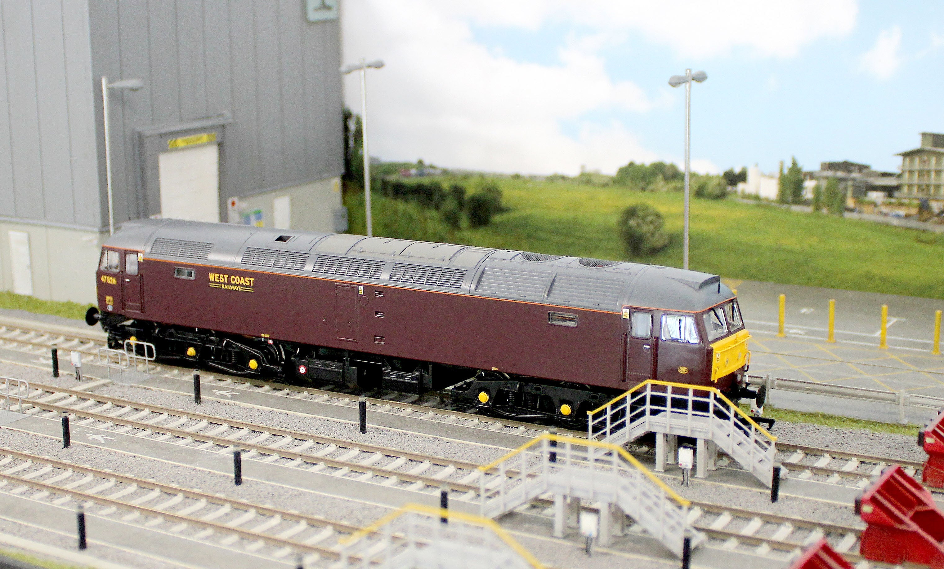 35-431 Class 47/4 47826 WCRC Maroon Diesel Locomotive - Image 12