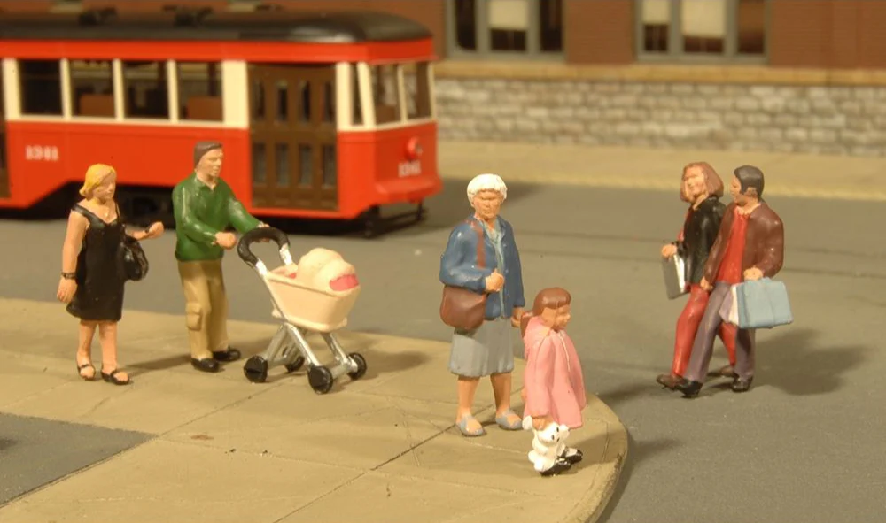 33109 Strolling People (6/Pack)