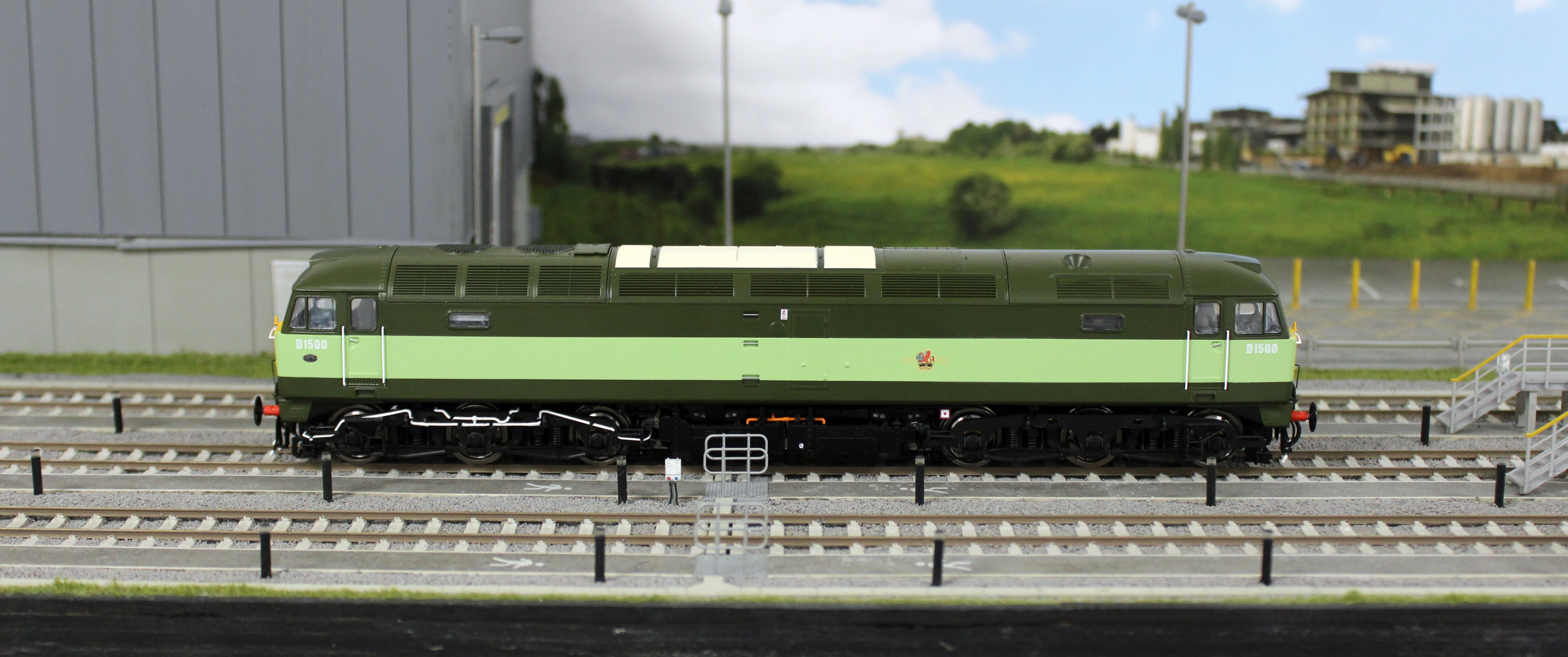 CM-D1500-TTGreenW Highly Detailed Premium Weathered Class 47 BR Two Tone Green No.D1500 Diesel Locomotive - Image 10
