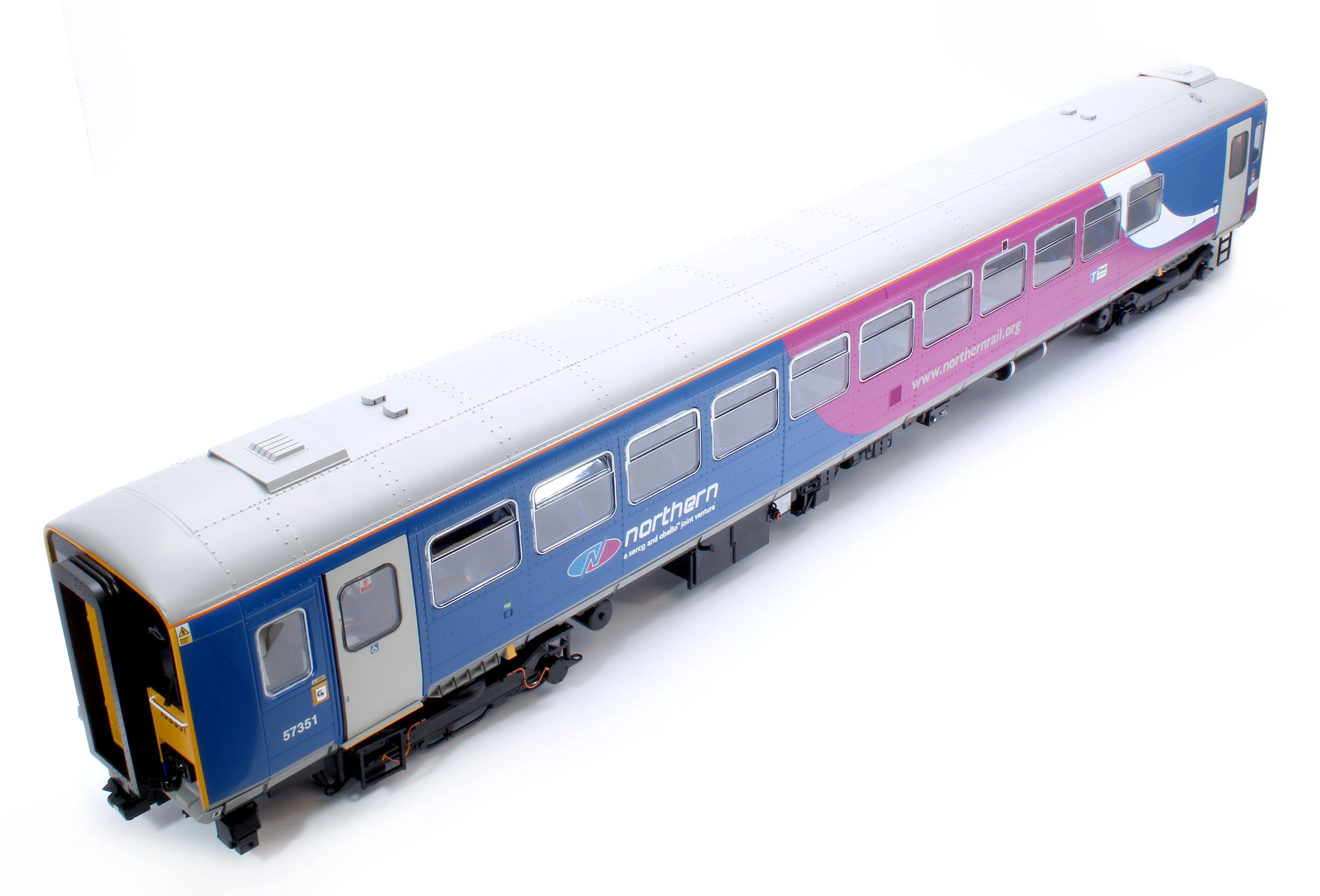 53251 Class 153 Northern ‘Swoosh’ 153351 Diesel Locomotive - Image 10