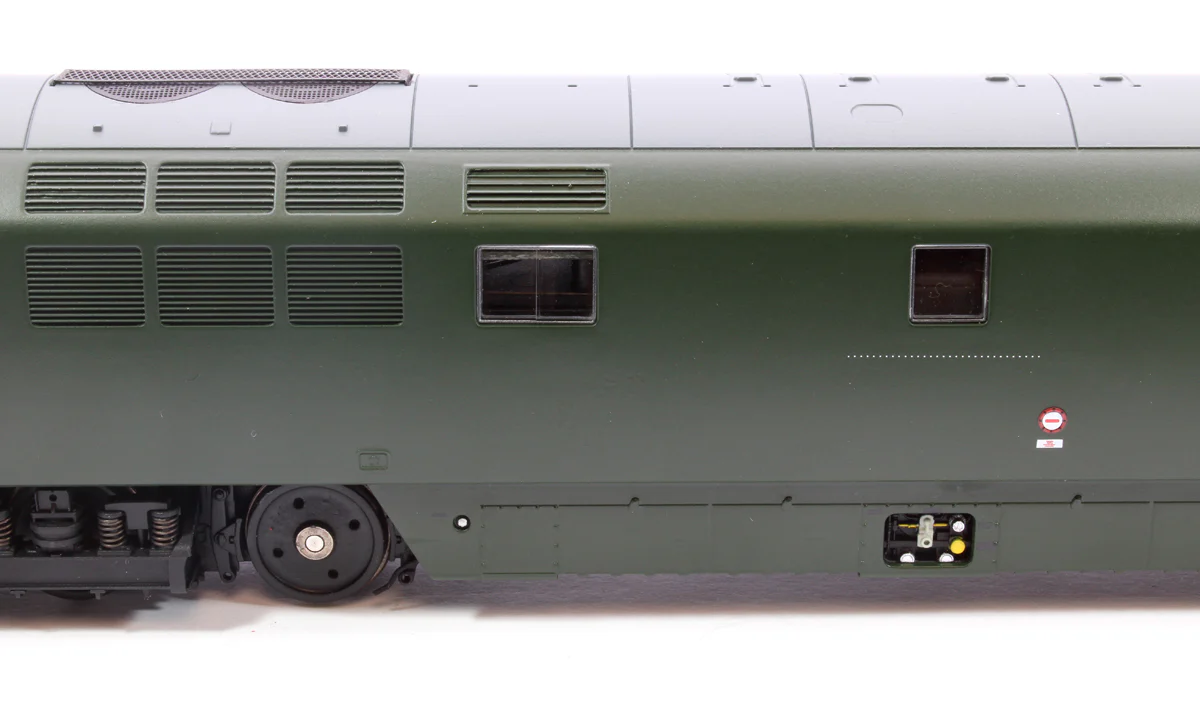 4D-003-019 Class 52 Western Crusader BR Green Small Yellow Panels D1004 Diesel Locomotive - Image 10