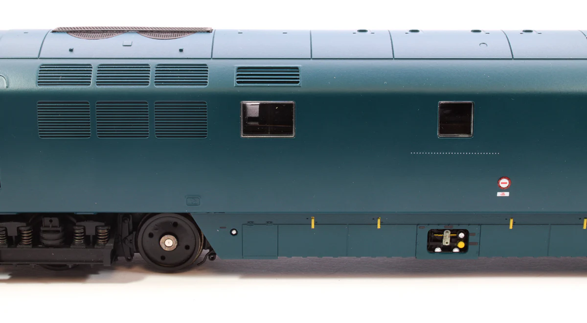 4D-003-020 Class 52 Western Trooper BR Blue Full Yellow Ends D1033 Diesel Locomotive - Image 10
