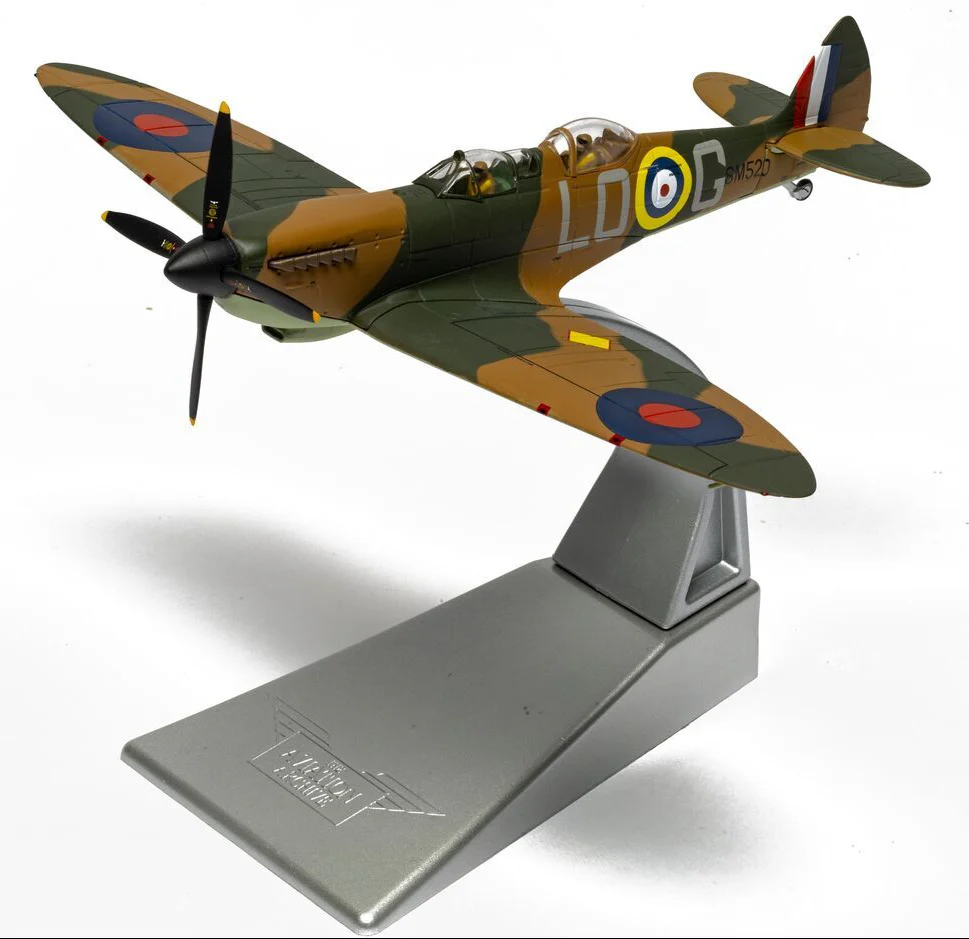 AA29203 Supermarine Spitfire T9, SM520/ LO-G (G-ILDA), RAF No.602 Sqn, Goodwood Aerodrome - Image 3