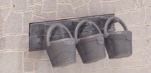 7C-004-003 Kitmaster Genesis - 3 x Fire Buckets & Rack