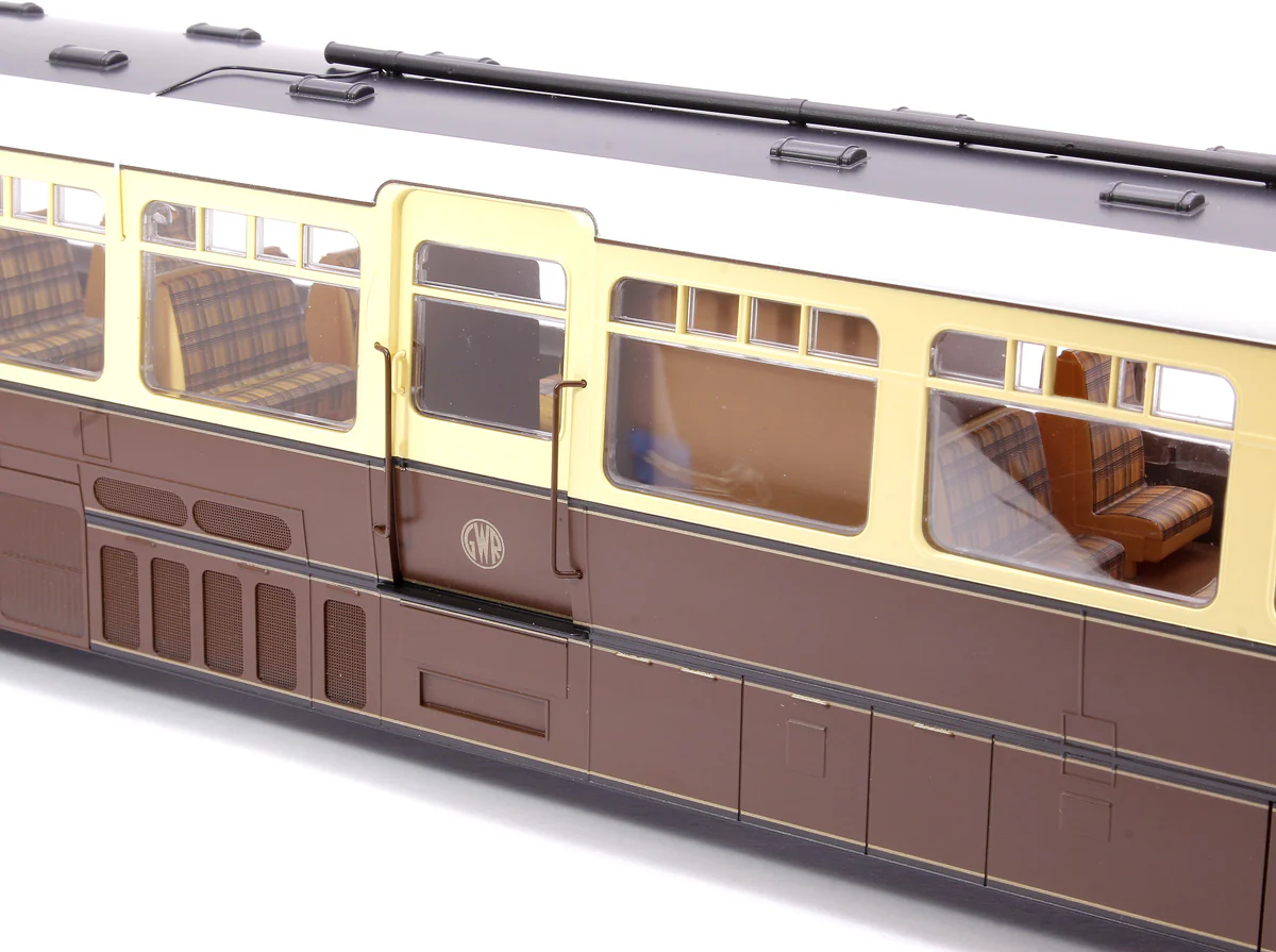 7D-011-002D Streamlined Railcar 10 Lined Chocolate & Cream GWR Monogram Diesel Locomotive - DCC Fitted - Image 8
