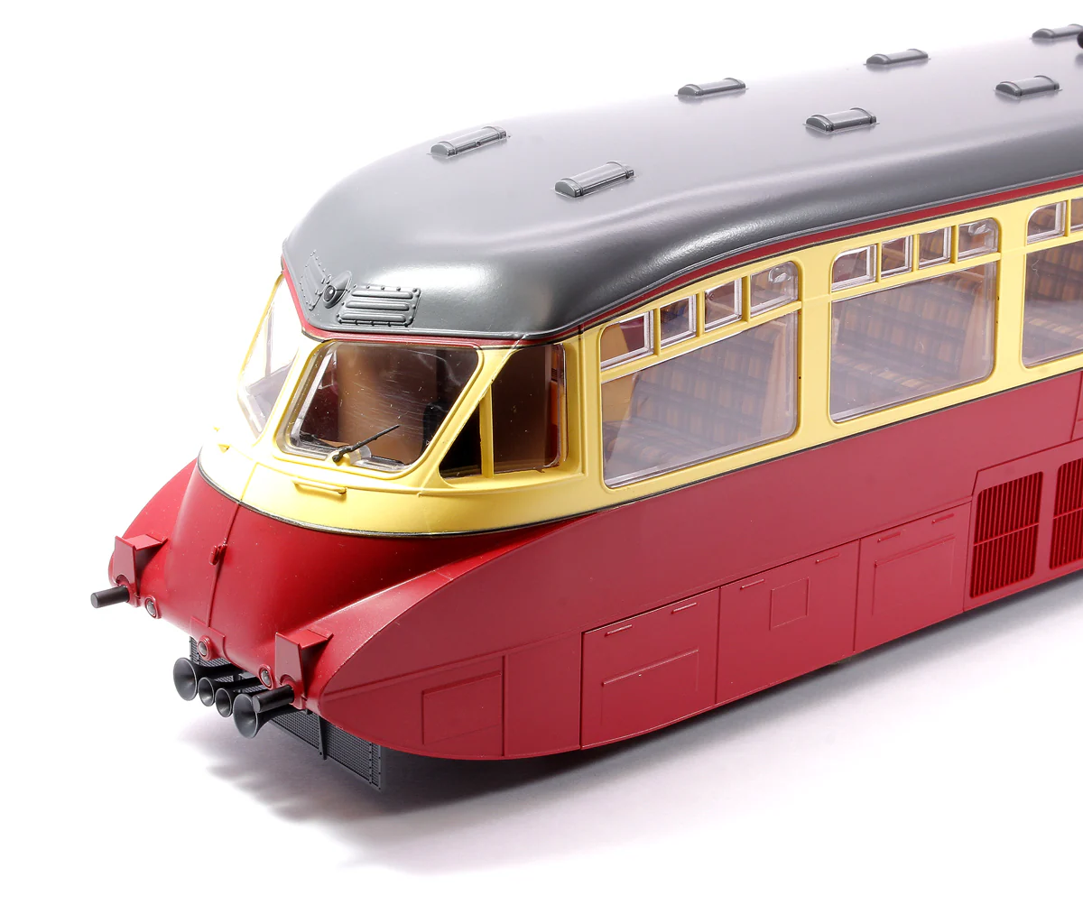 7D-011-005 Streamlined Railcar W8W BR Lined Carmine & Cream Diesel Locomotive - Image 4