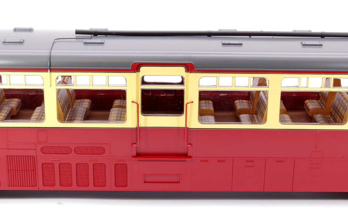 7D-011-005D Streamlined Railcar W8W BR Lined Carmine & Cream Diesel Locomotive - DCC Fitted - Image 5