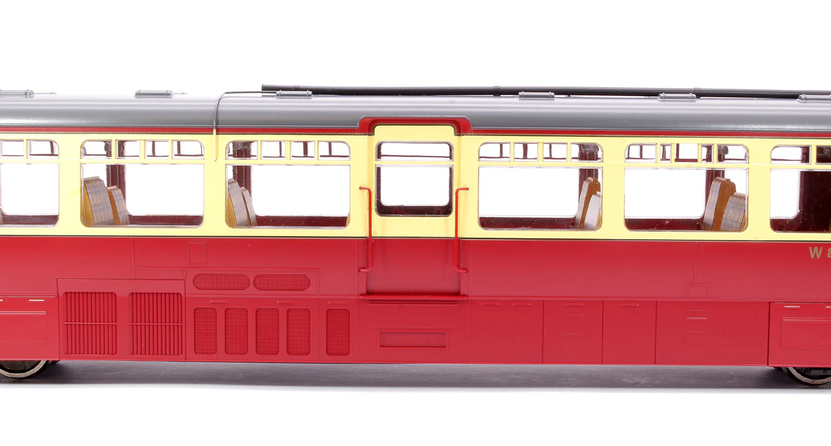 7D-011-005D Streamlined Railcar W8W BR Lined Carmine & Cream Diesel Locomotive - DCC Fitted - Image 7