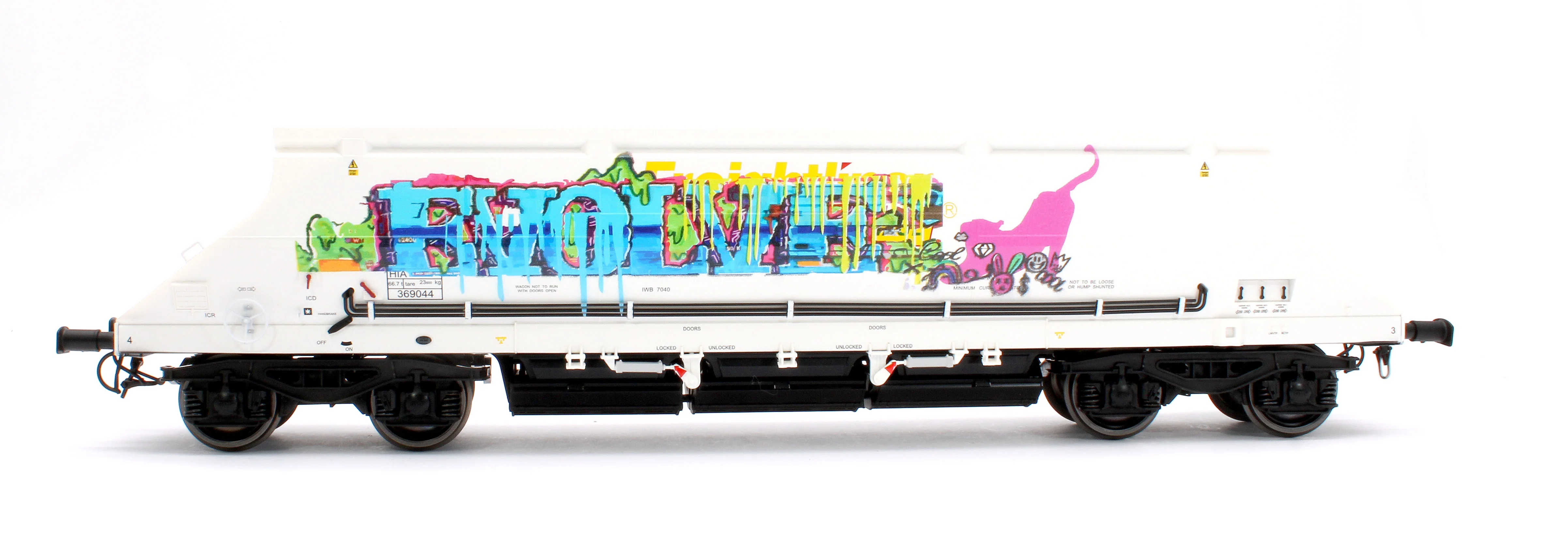 7F-026-004G1 HIA Freightliner White Heavy Haul Limestone Hopper 369044 Graffiti - Image 2