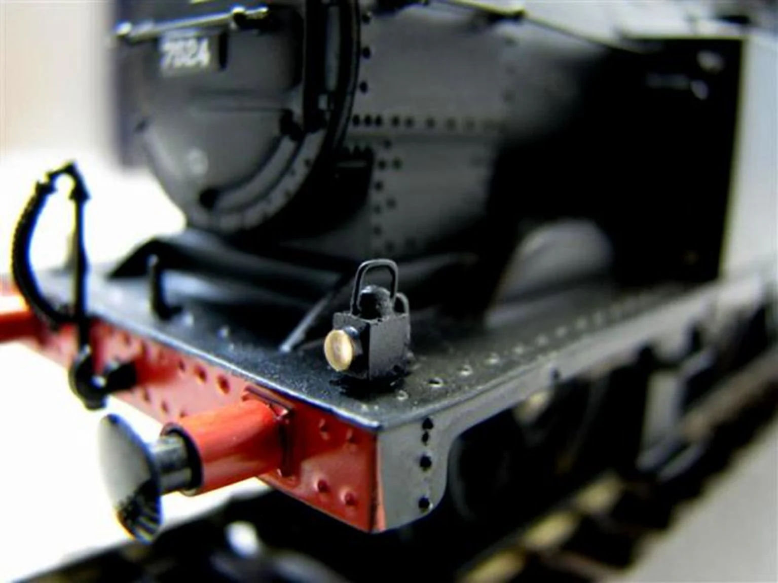 DML-LLBWH Working Loco Lamps LMS/BR (4mm Scale) White (6 Pack) - Image 3