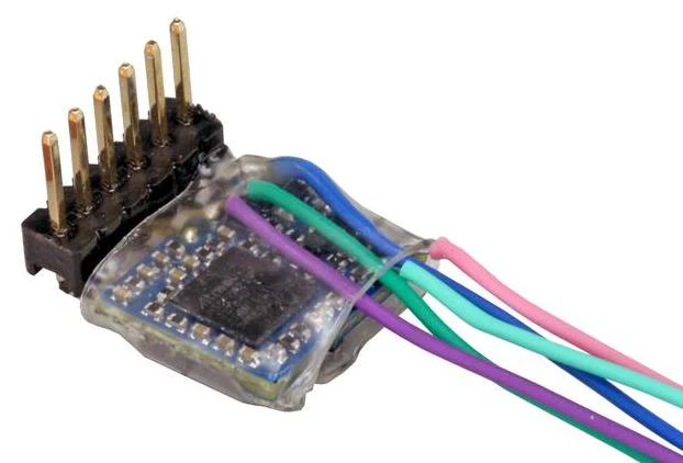 59857 LokPilot 5 micro DCC, 6-pin Direct Plug 90 degree