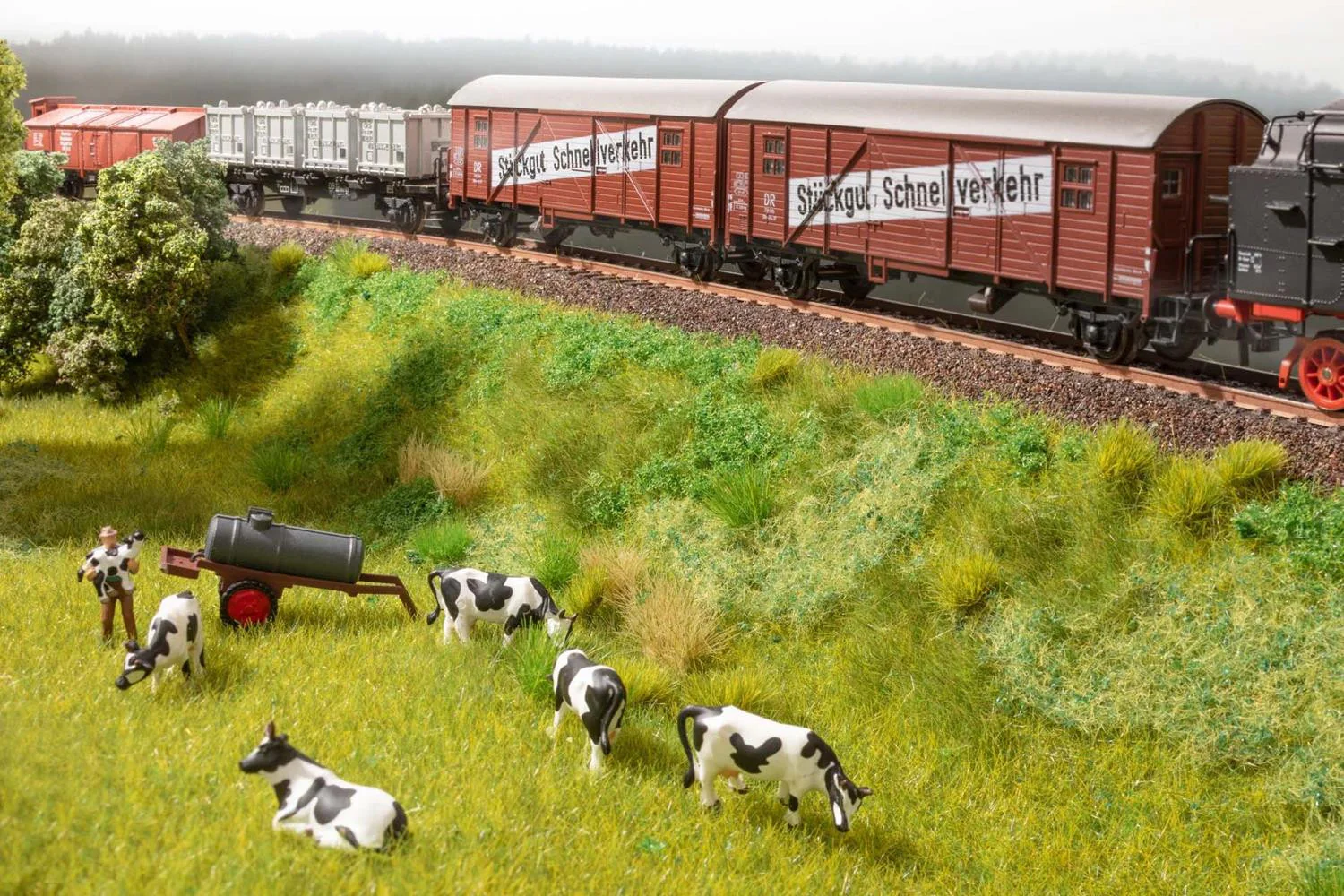 GM1014 Trackside Scenery Starter Set - Image 2