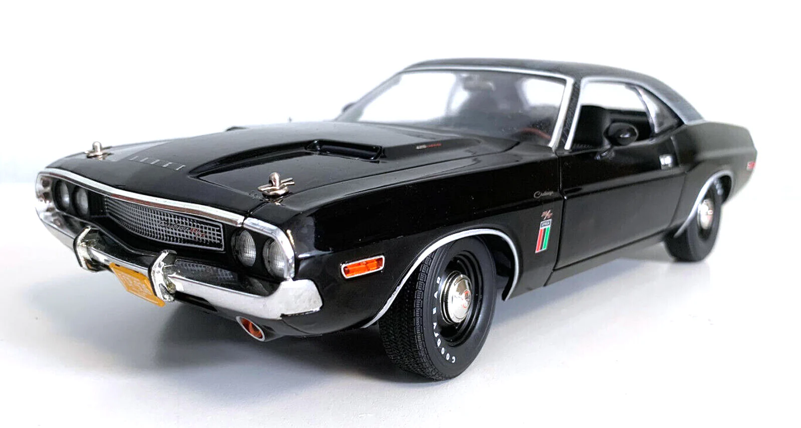 GL13614 1970 Dodge Challenger R/T 426 Hemi The Black Ghost