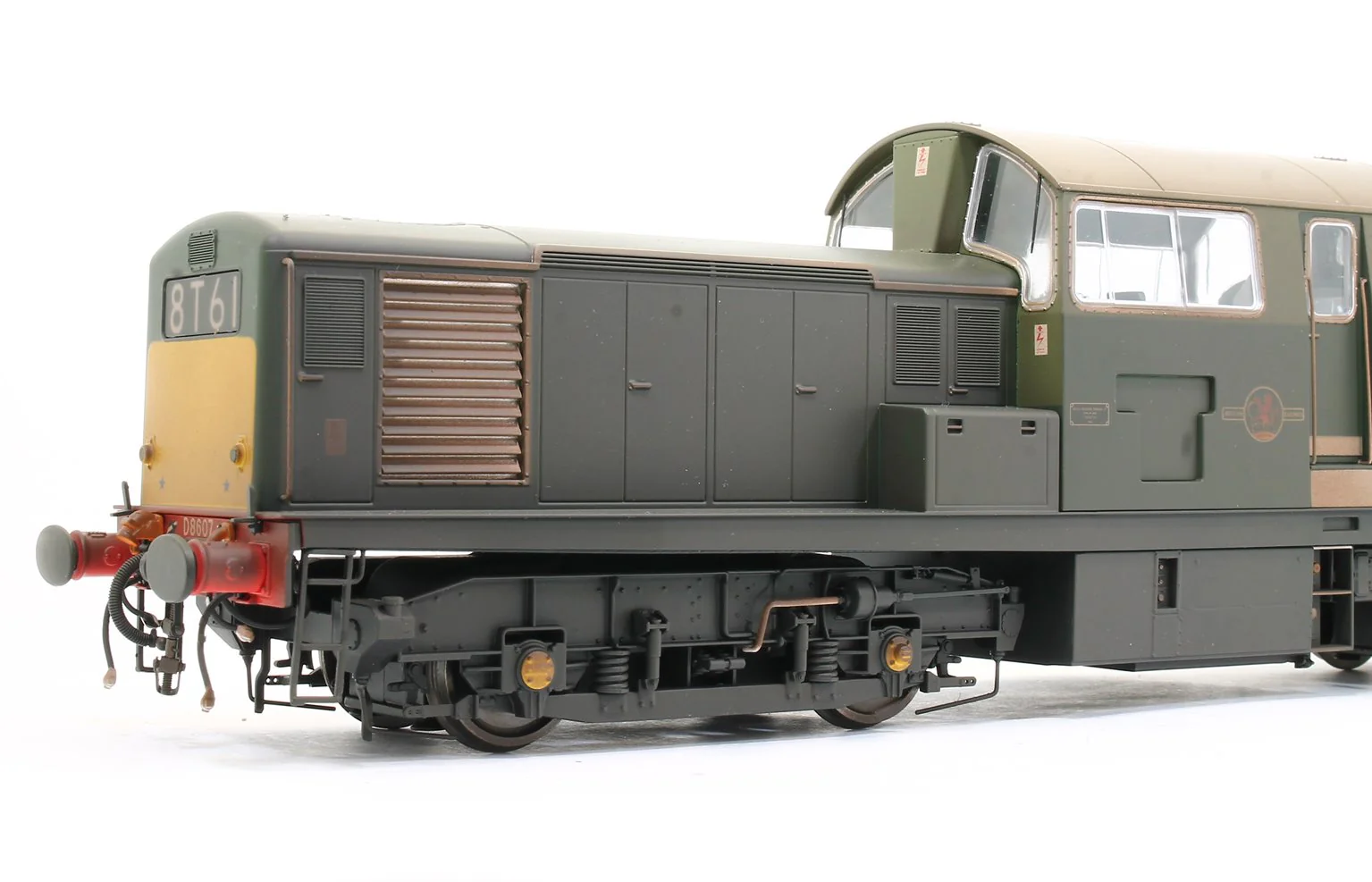 1753 Class 17 Clayton BR green D8607 (small yellow panel) Diesel Locomotive - Weathered - Image 5