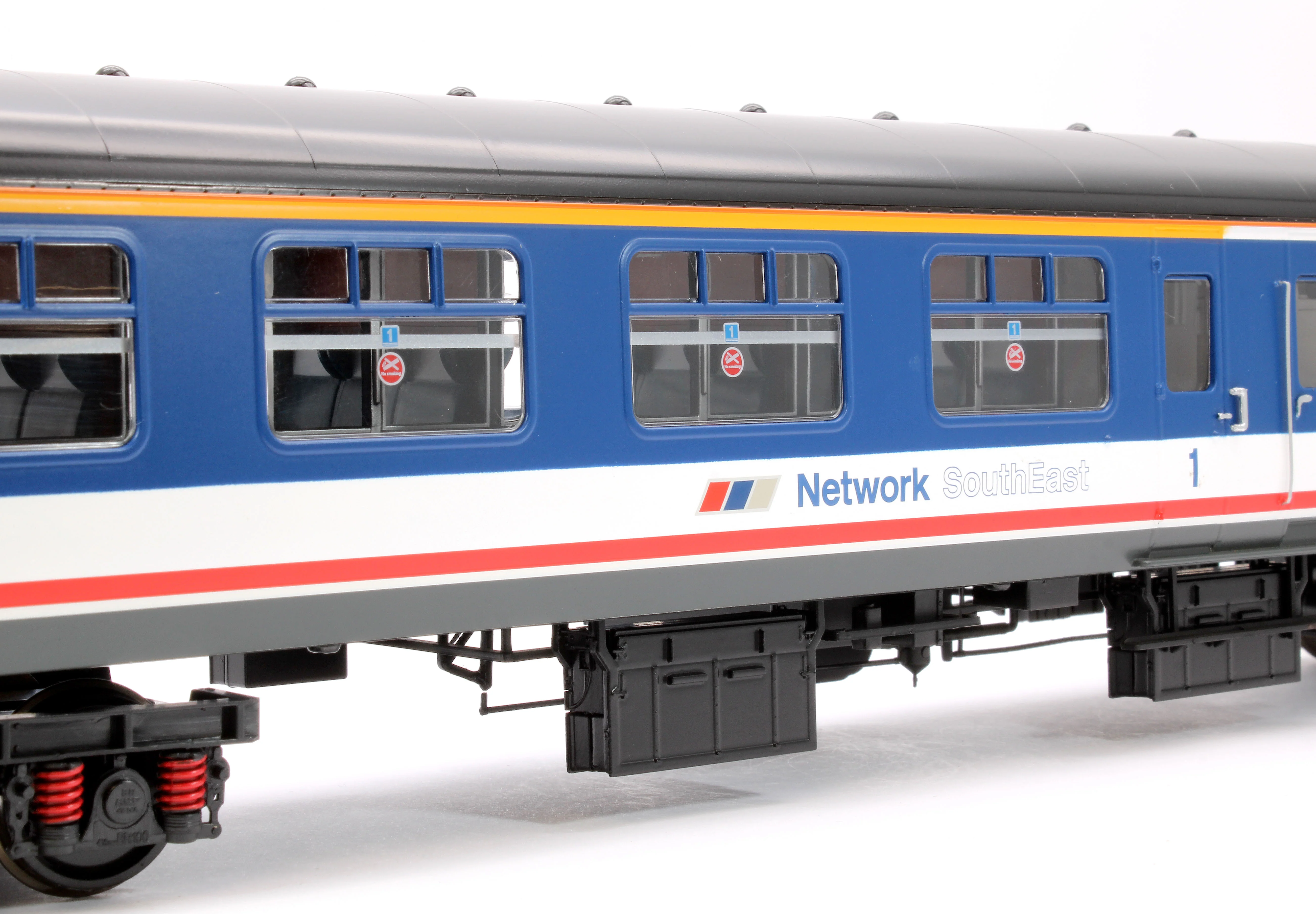 2422 Network SouthEast dark blue Mk2 Brake First Corridor (BFK) - Image 3