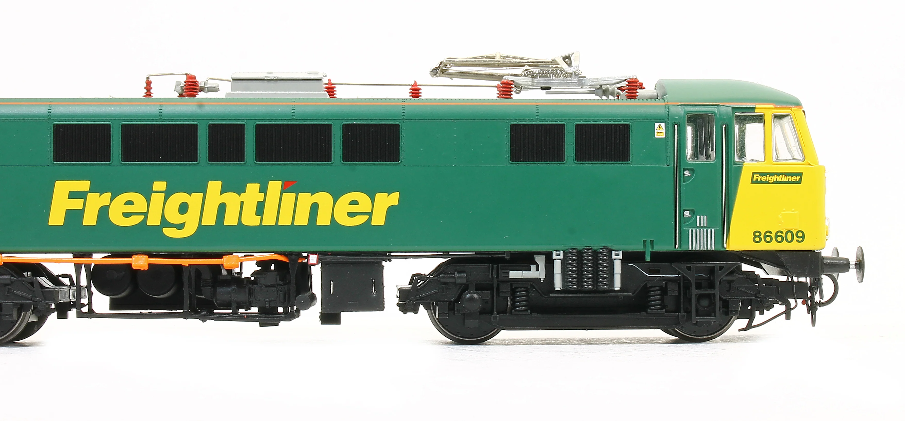 8646 Class 86 609 Freightliner Green/Yellow Electric Locomotive - Image 3