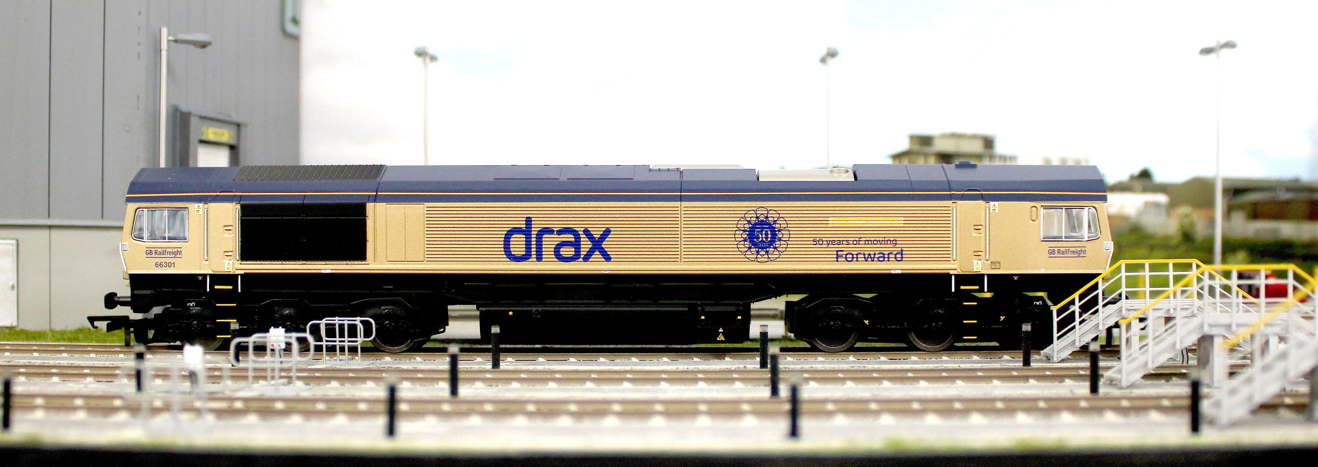 R30461 RailRoad GB Railfreight Class 66 Co-Co Drax 50th Anniversary Gold 66301 ‘Drax Power Station 50’ Diesel Locomotive - Image 14