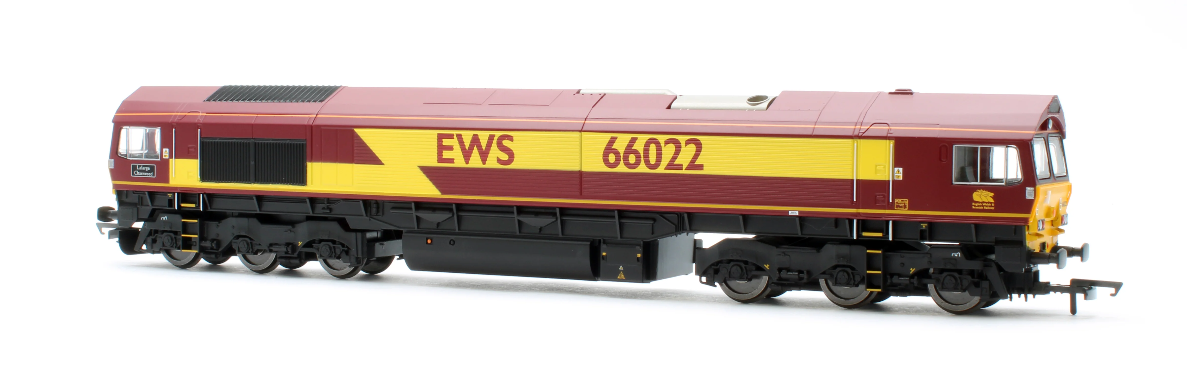 R30532 RailRoad Class 66 EWS 66022 'Lafarge Charnwood' Diesel Locomotive - Image 2