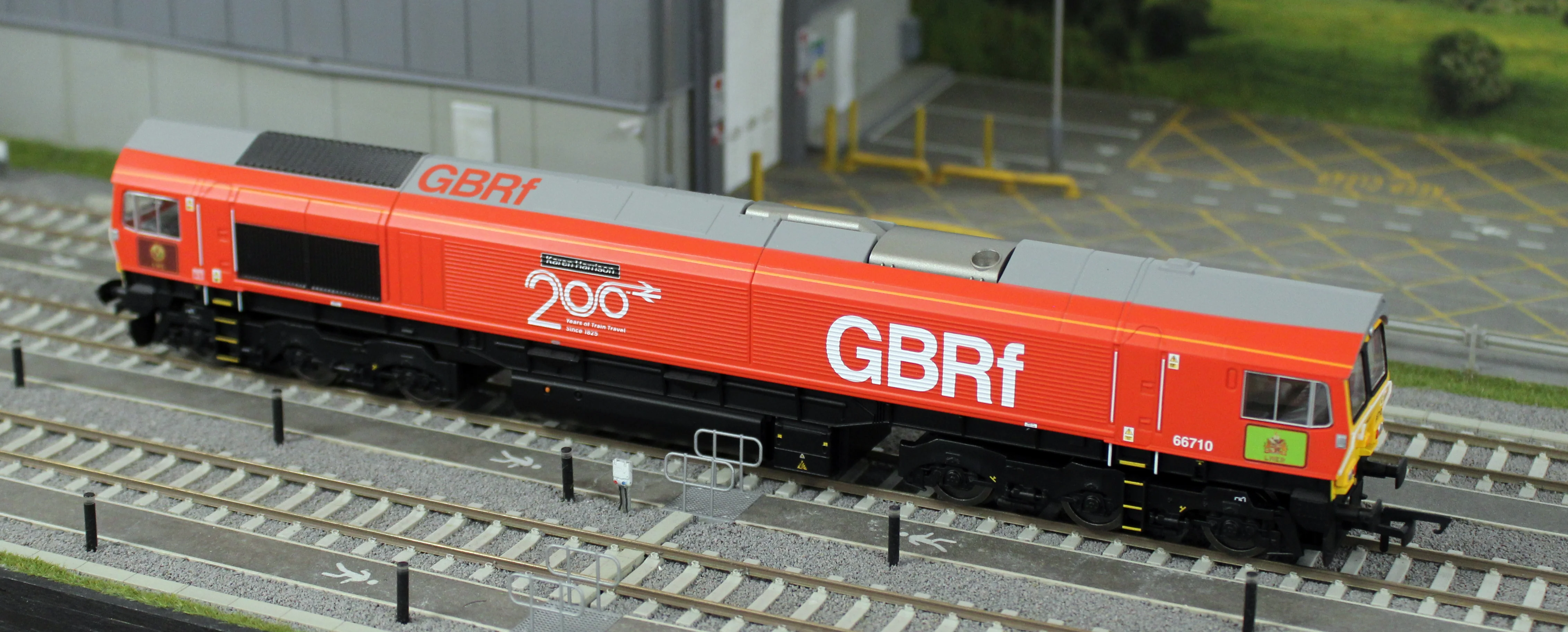 R30549 RailRoad Plus GBRf Class 66 Railway 200 'Karen Harrison' 66710 Diesel Locomotive - Image 11
