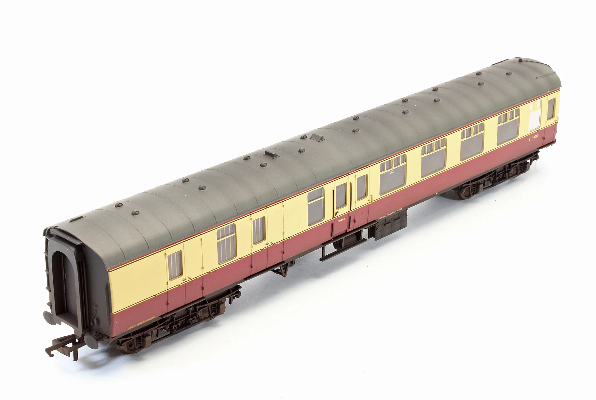 Pre-Owned R4707 BR Crimson & Cream MK1 Corridor Brake 2nd Class Coach 'E34010' - Custom Weathered - Image 4