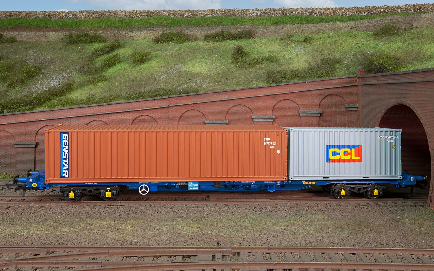 R60127 CCL & Genstar Container Pack 1 x 20' and 1 x 40' Containers - Image 2
