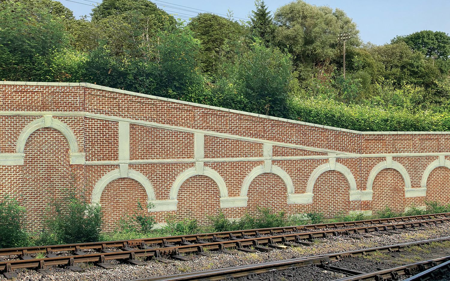 R7386 Skaledale Mid Stepped Arched Retaining Walls x2 (Red Brick) - Image 2