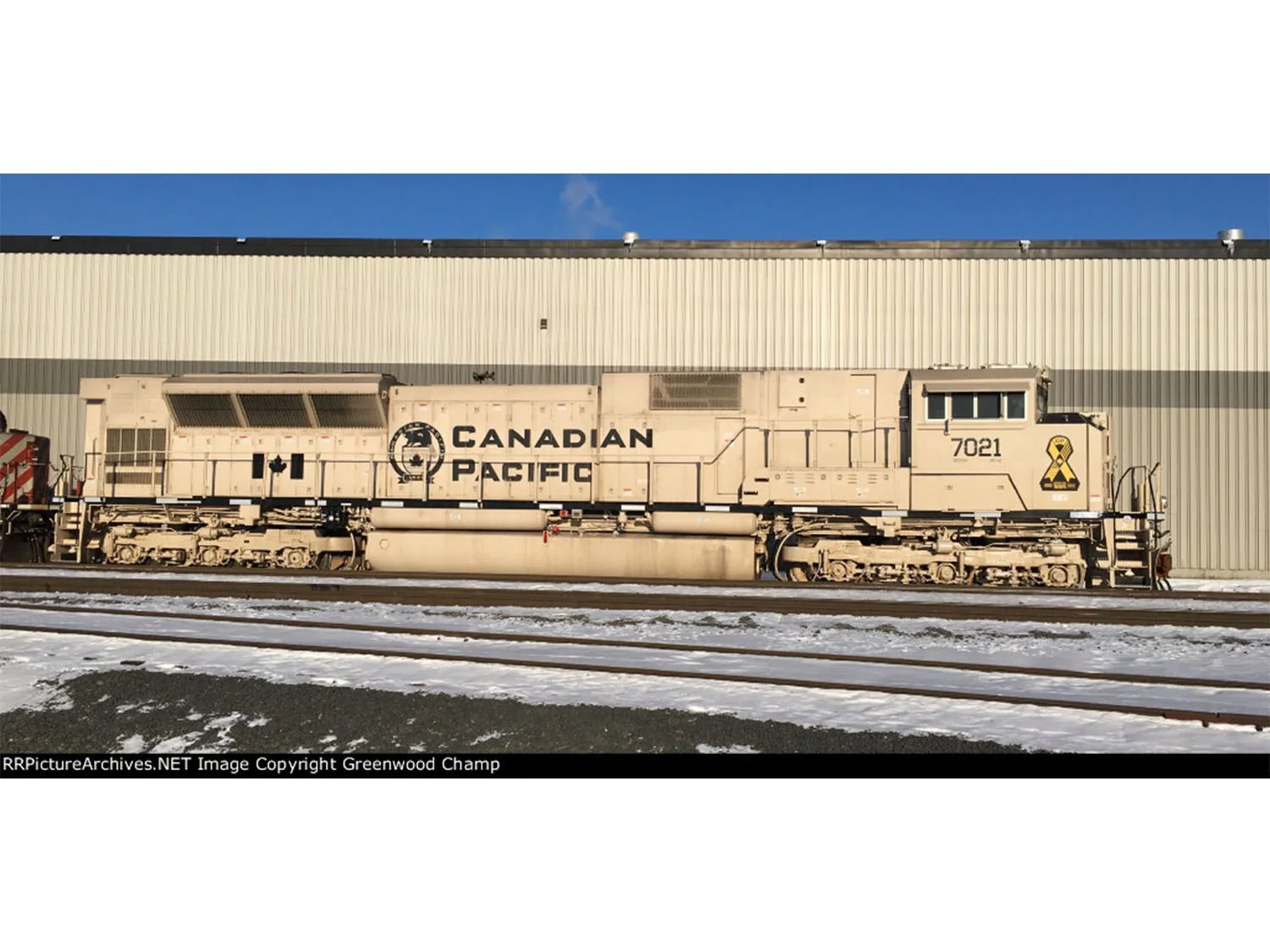 176-8542-DCC SD70ACU Diesel CP Military Heritage 7021 Beige - DCC-Fitted