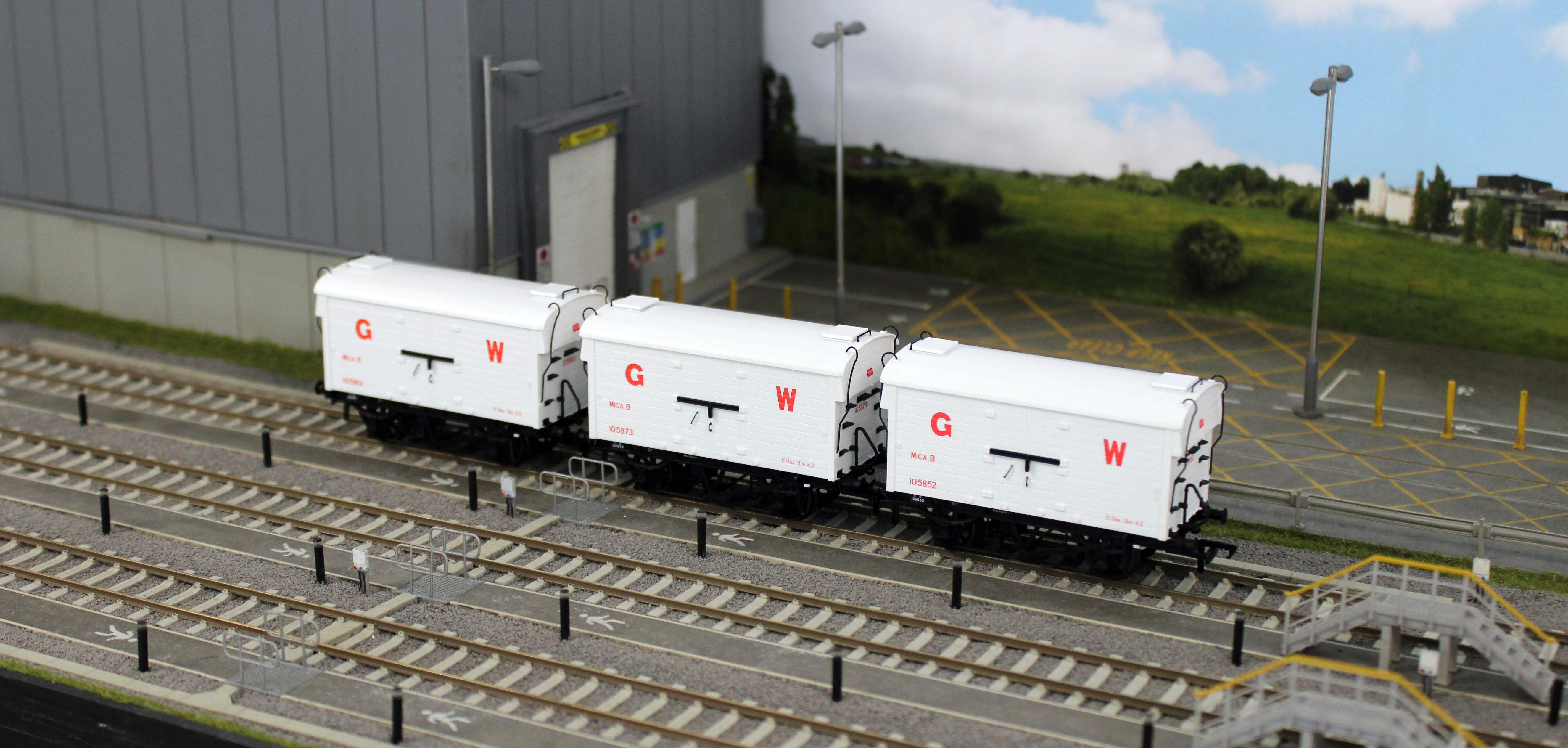 KRM-MICA-OO-A GWR ‘Mica B’ Refrigerated Meat Van - SVR Preserved Wagons - Pack of 3 - Image 11
