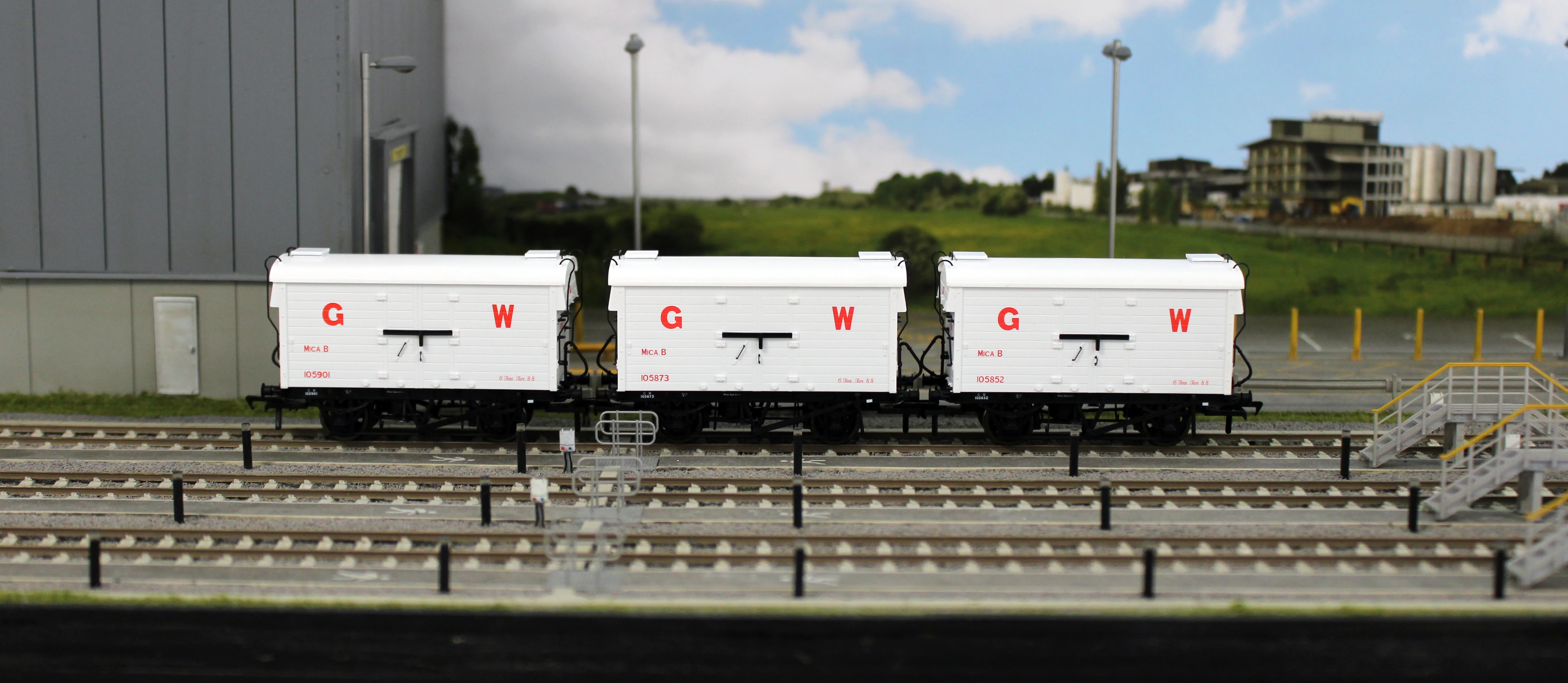 KRM-MICA-OO-A GWR ‘Mica B’ Refrigerated Meat Van - SVR Preserved Wagons - Pack of 3 - Image 12