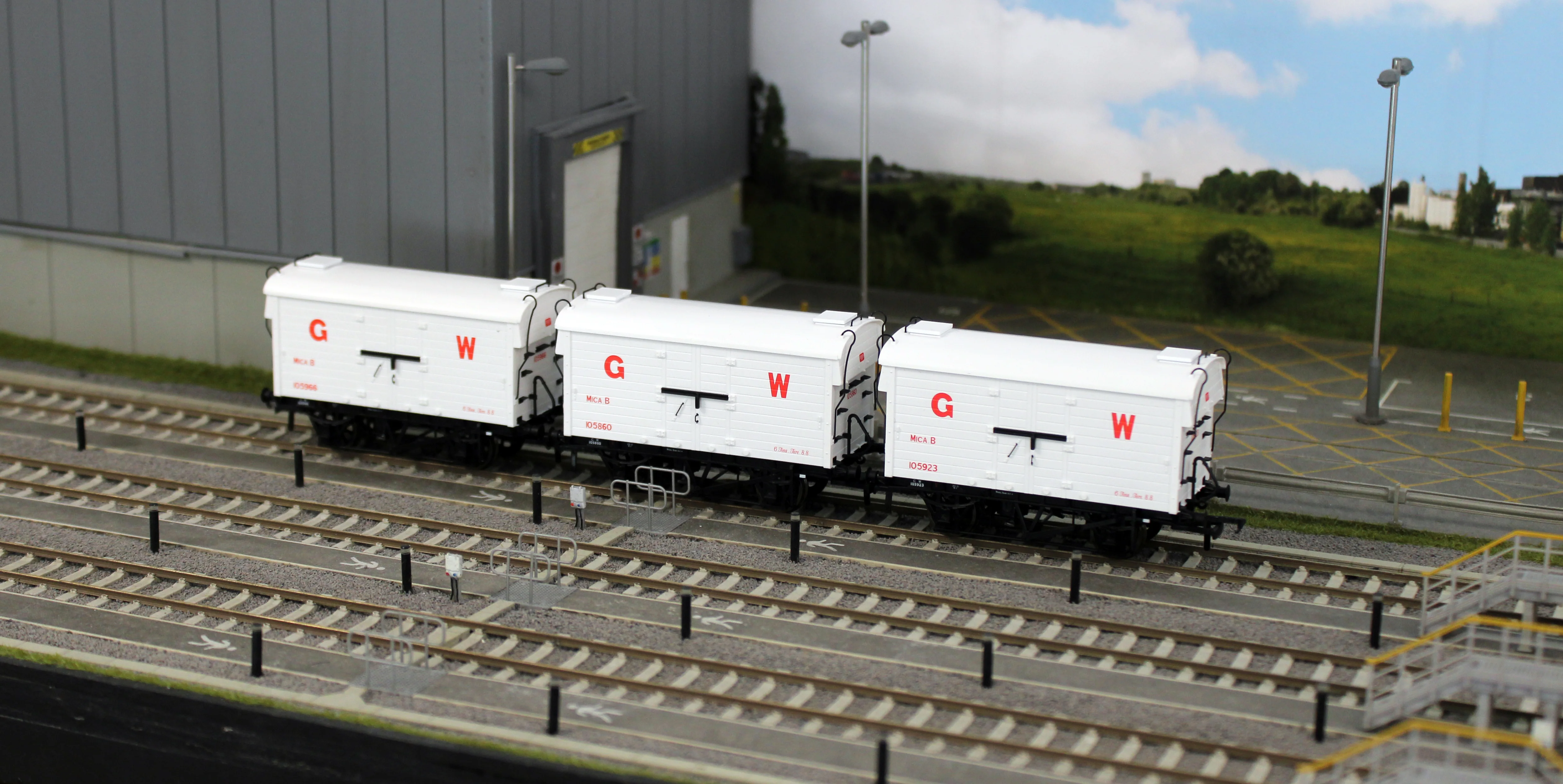 KRM-MICA-OO-B GWR ‘Mica B’ Refrigerated Meat Van - Didcot Preserved Wagons - Pack of 3 - Image 11