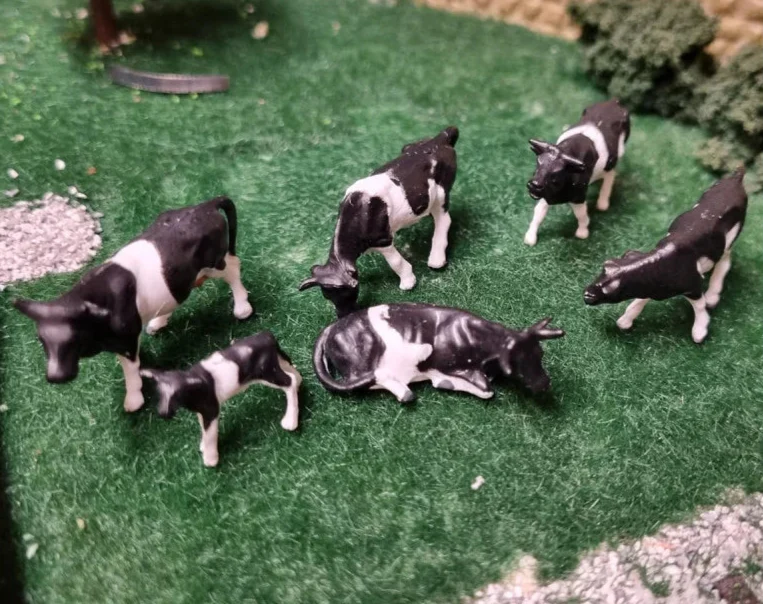 076-501 1:76 Scale Black & White Cows Figures (Pack of 6)