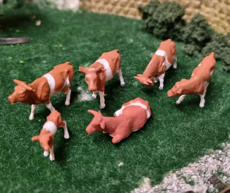 076-502 1:76 Scale Brown & White Cows Figures (Pack of 6)