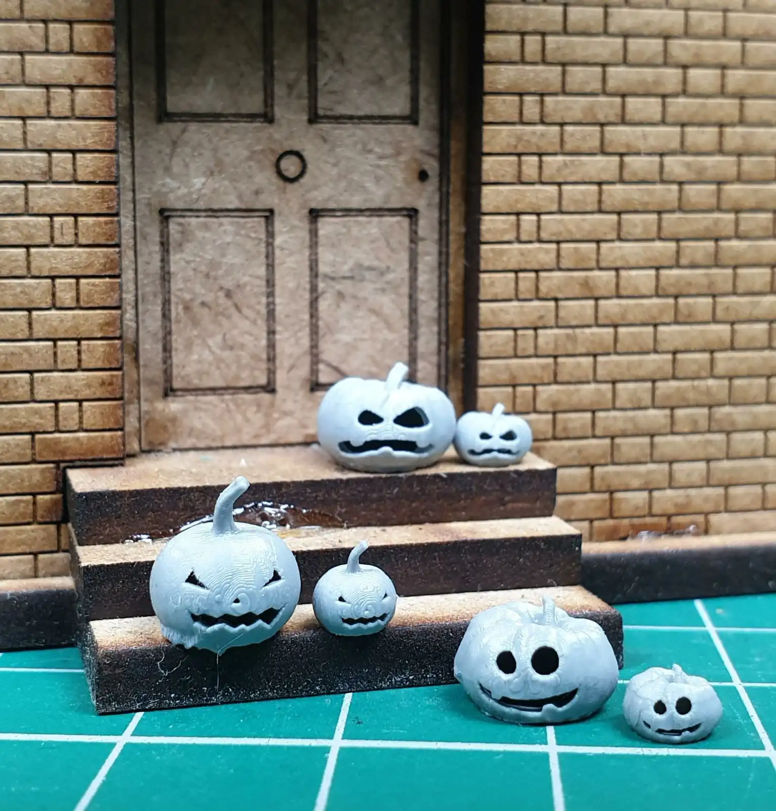 0222-148 N Gauge - Pumpkins Halloween Special - Pack of 6 - Image 3